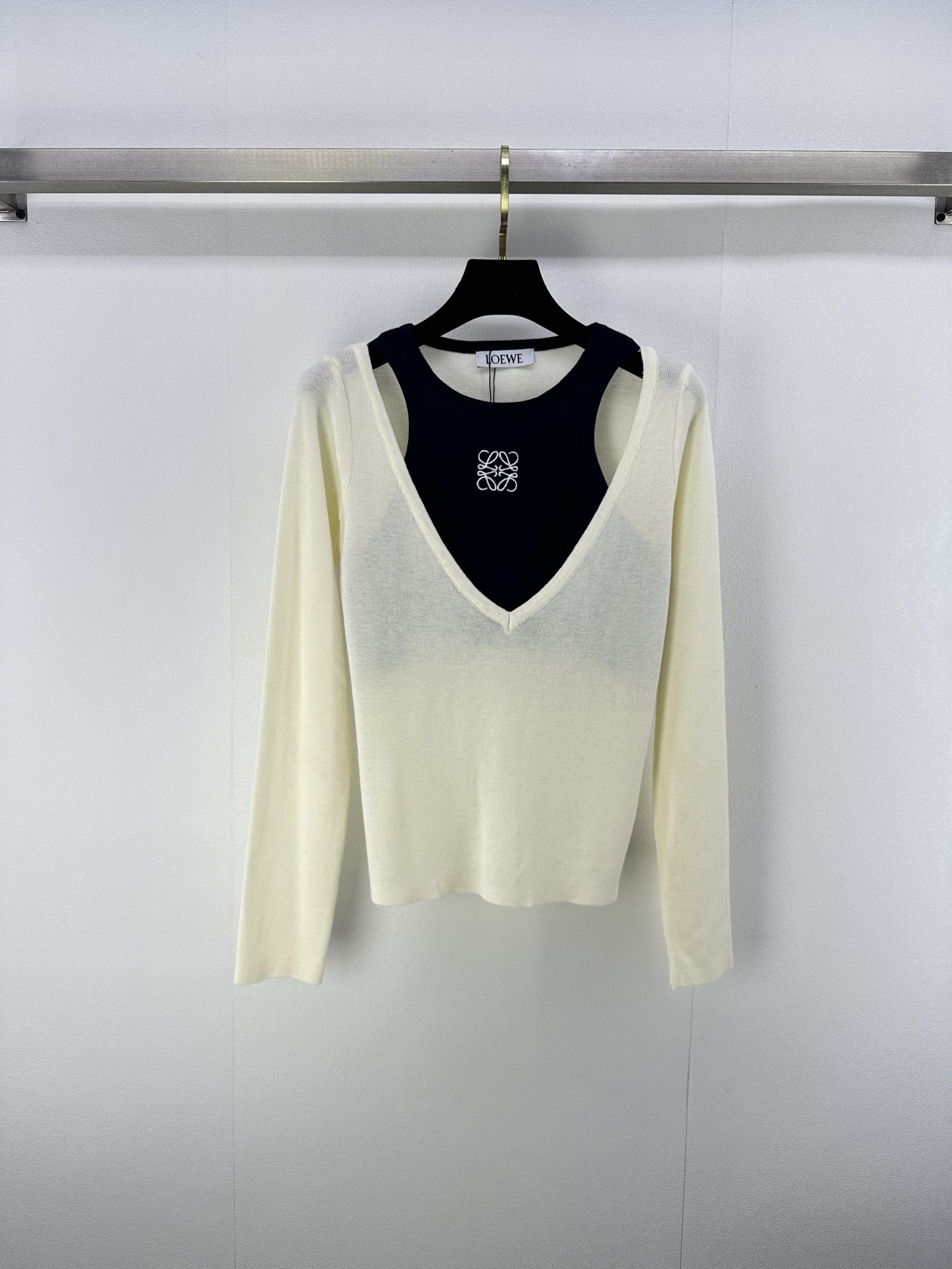 NO:473451,Loew* new details, new fake two-piece long sleeves in autumn, customized YB wool yarn weaving, high-quality and comfortable texture, knitted long sleeves, full of youth, more lively style, embroidered letter logo, highlights brand personality, highlights high-end outfits, design echoes and coordinates, showing relaxed tone, light luxury and fashionable temperament, single-wearing and layering, the first choice for fashion outfits in all seasons, 2 colors, 3 codes, SML, loewe, alexander wang19860909loew*上新细节 秋季新款假两件长袖 定制YB羊毛纱线织造 质感高级舒适 针织长袖 青春感满溢 更显风格活泼 刺绣字母徽标 彰显品牌个性 凸显穿搭高级感 设计呼应协调 尽显松弛调性 轻奢时髦气质 单穿叠穿均可 四季时尚穿搭首选 2色3码SML,,loewe,alexander wang,Women's clothing