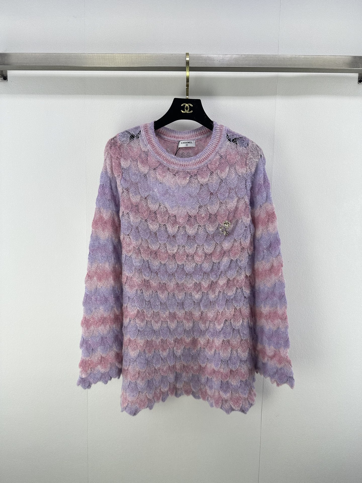 NO:473464,Chane* New Details New fall dopamine macaron color series round neck wavy knit long sleeves!  The macaron color combination reduces the temperament of a girl, youthful and lively, showing a sweet atmosphere, the small details of the nail bead logo design concept is high street fashionable temperament, and the upper body is absolutely sexy!  1 color 3 code SML, chanel, alexander wang19860909Chane* 上新细节 秋季新款多巴胺马卡龙色系圆领波浪针织长袖！马卡龙配色减龄少女气质,青春灵动,展现甜美气息,钉珠logo小细节设计理念高街时髦气质,上身妥妥性感风！ 1色3码SML,,chanel,alexander wang,Women's clothing