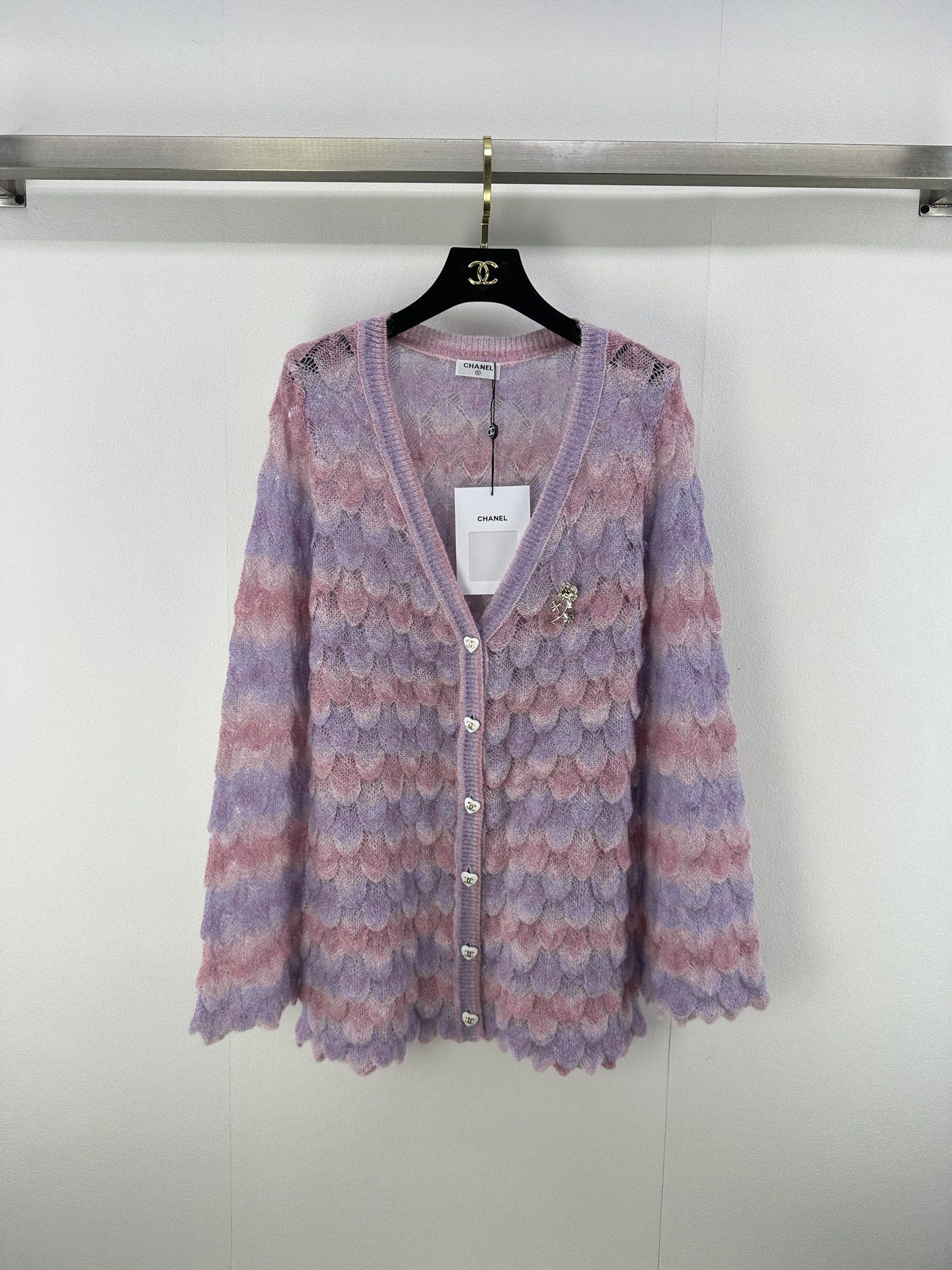 NO:473467,Chane* New details Fall new dopamine macaron color v-neck wavy knit cardigan long sleeves!  The macaron color combination reduces the temperament of a girl, youthful and lively, showing a sweet atmosphere, the small details of the nail bead logo design concept is high street fashionable temperament, and the upper body is absolutely sexy!  1 color 3 code SML, chanel, alexander wang19860909Chane* 上新细节 秋季新款多巴胺马卡龙色系v领波浪针织开衫长袖！马卡龙配色减龄少女气质,青春灵动,展现甜美气息,钉珠logo小细节设计理念高街时髦气质,上身妥妥性感风！ 1色3码SML,,chanel,alexander wang,Women's clothing