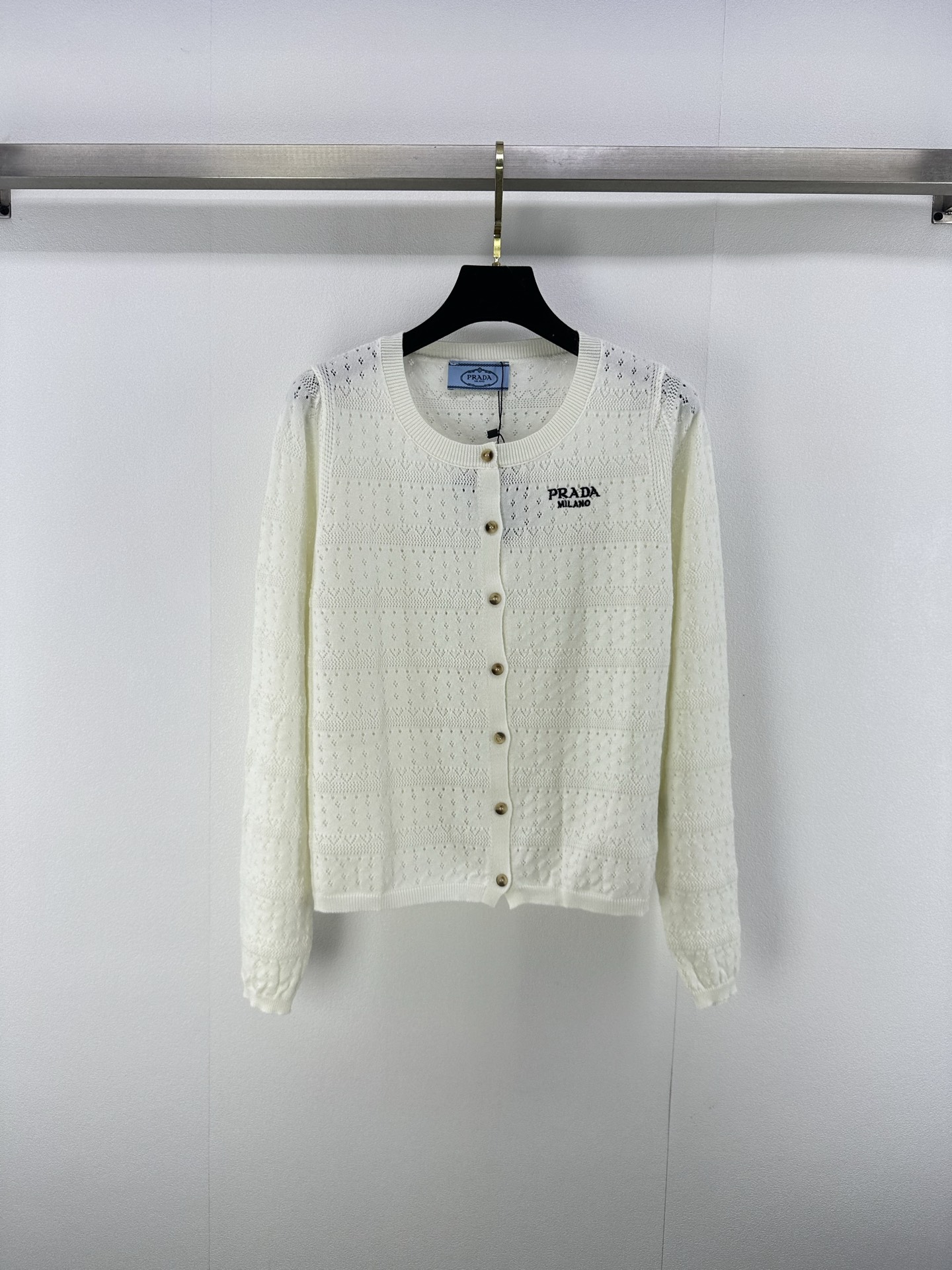 NO:474372,New details on Prad*. New autumn round-neck striped hollow cardigan long sleeves. Logo totem decorative striped control must be used to interpret the low-key and restrained effortless fashionable feeling. The touch is delicate, soft and textured. The upper body is casual and relaxed and moderate. 2 colors and 3 codes. SML, prada, alexander wang19860909Prad*上新细节 秋季新款圆领条纹镂空开衫长袖 logo图腾装饰条纹控必备 演绎低调内敛的不费力时髦感 手感细腻柔软有质感 上身随意自在松弛有度 2色3码SML,,prada,alexander wang,Women's clothing