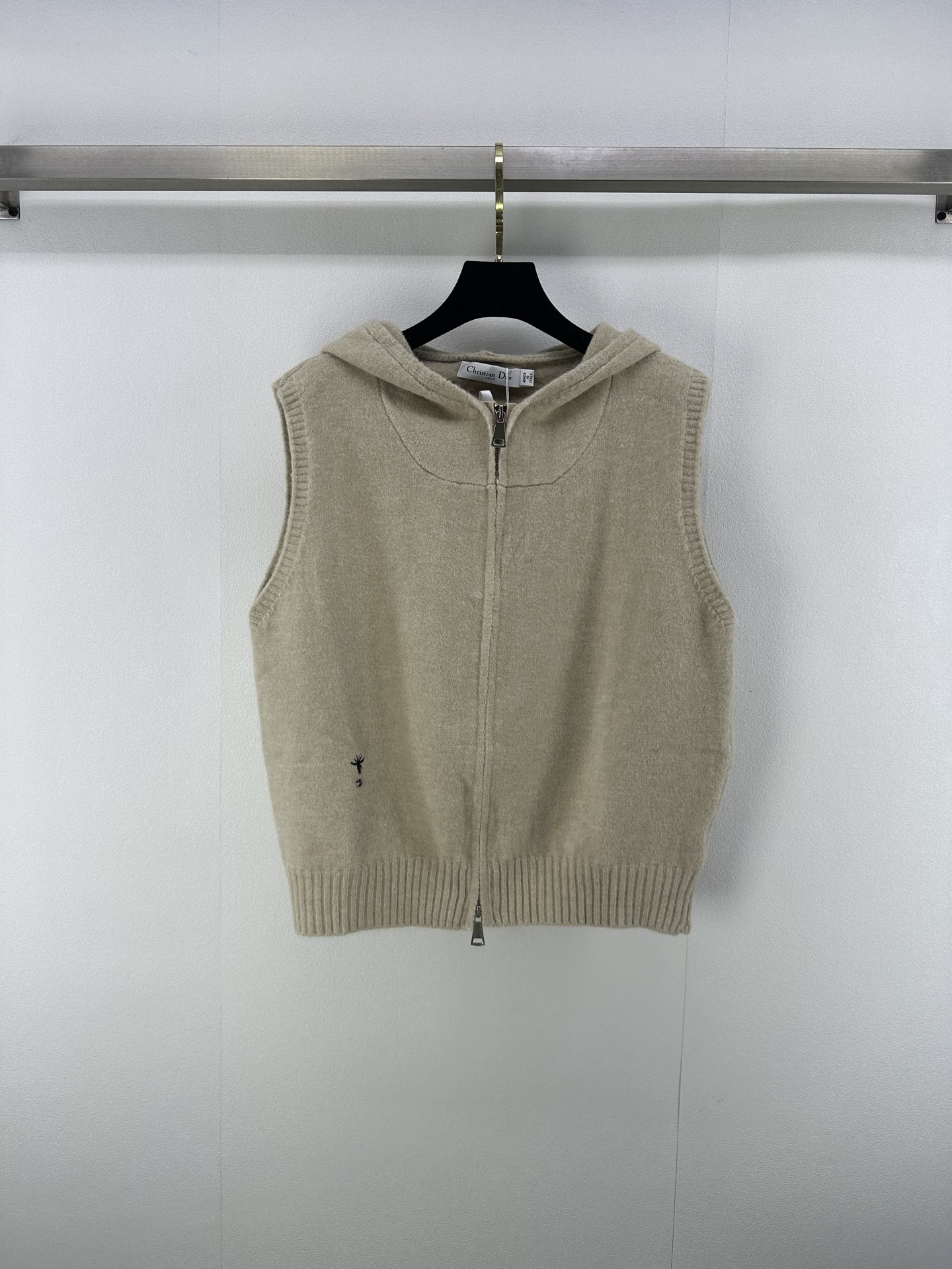 NO:474375,Dio* new details 25 new autumn and winter half-zipper hooded vest positioning the little bee logo. The upper body looks slim and super white. Customized jacquard craftsmanship is low-key and luxurious! A must-have item for fashionable things unlocks all outfits! Classic items are fashionable and high-end, and the classic style is versatile and not picky! 2 color 3 code SML, dior, hats, alexander wang19860909Dio*上新细节 25 秋冬新款半拉链连帽背心 定位小蜜蜂徽标 上身显瘦超級显肤白 定制提花工艺 低调奢华！ 时髦精必备单品解锁所有穿搭！经典单品时髦又高级 经典版型百搭不挑人！ 2色3码SML,,dior,hats,alexander wang,Women's clothing