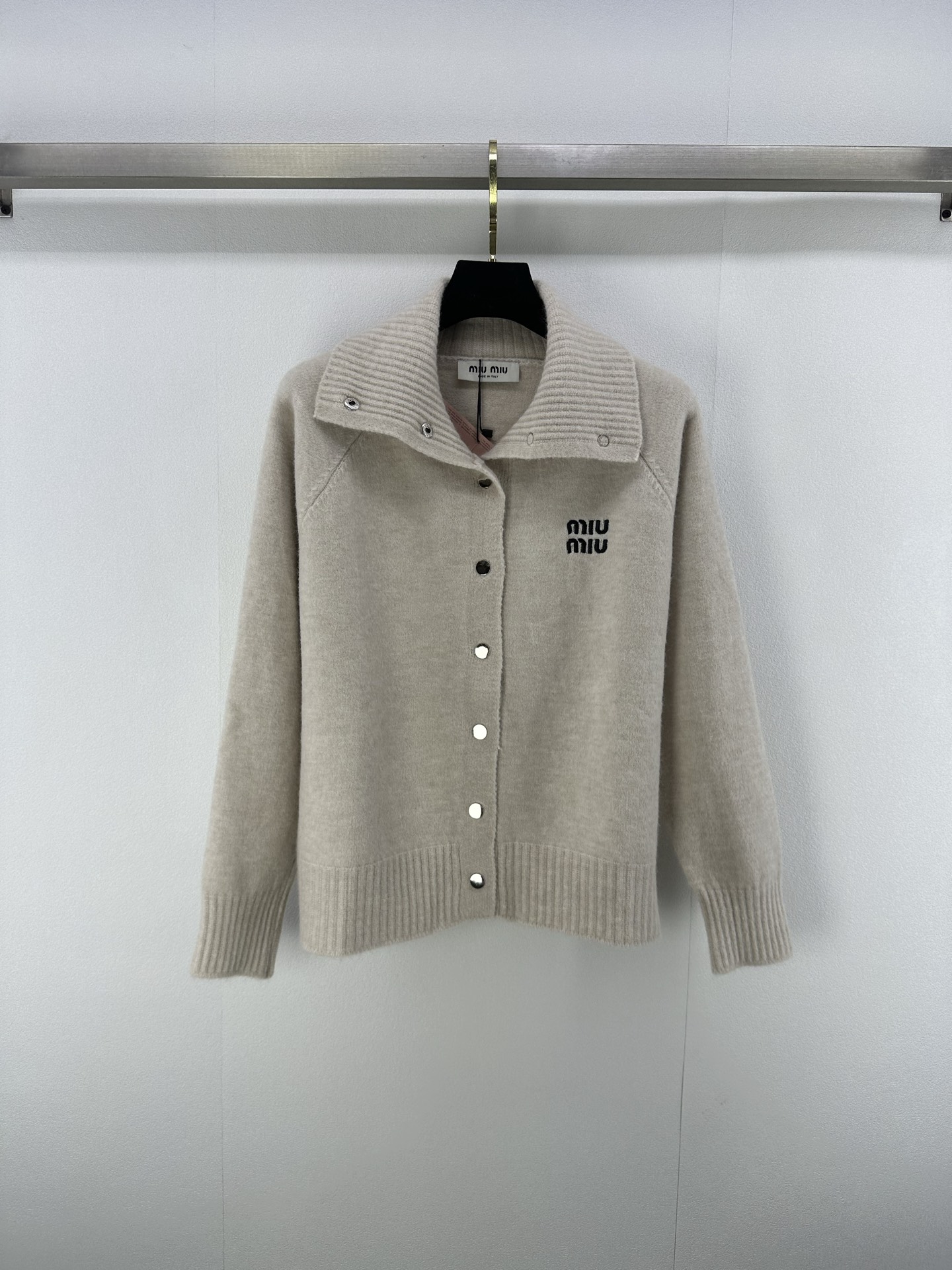 NO:474378,Miumi* new details, new knitted lapel cardigan in autumn and winter, classic letter embroidery logo jacquard embellishment, metal button decoration, classic fashionable, exquisite and versatile 2 colors and 3 codes SML,,miumiu,alexander wang19860909Miumi*上新细节 秋冬新款针织大翻领开衫 经典字母刺绣logo提花点缀 金属纽扣装饰 经典时髦精致百搭 2色3码SML,,miumiu,alexander wang,Women's clothing