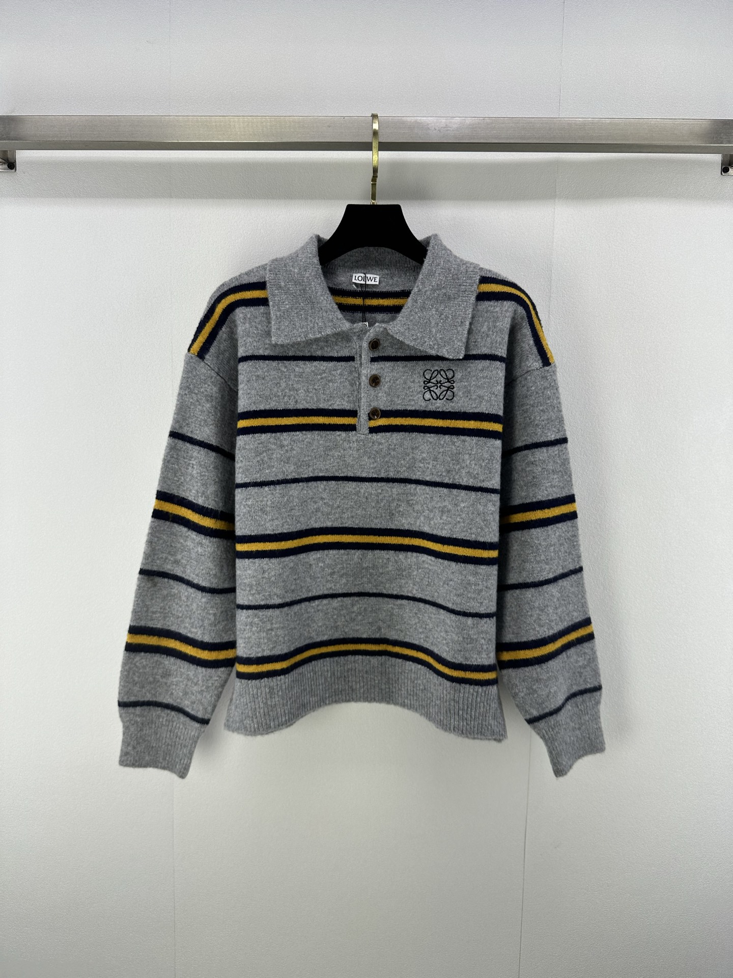 NO:474339,Loew* new details New autumn lapel striped long sleeves Customized YB wool yarn weaving texture high-quality comfortable lapel knitted long sleeves Multi-color striped patterns throughout the body are full of youthfulness and lively style. Embroidered letter logos highlight the brand personality and highlight the high-end outfit design echoes and coordinates, showing relaxed tone Light luxury and fashionable temperament All-in-one layering is available. The first choice for fashion outfits in all seasons 2 colors 3 codes SML, loewe, alexander wang19860909loew*上新细节 秋季新款翻领条纹长袖 定制YB羊毛纱线织造 质感高级舒适 翻领针织长袖 通体多色条纹纹路交织 青春感满溢 更显风格活泼 刺绣字母徽标 彰显品牌个性 凸显穿搭高级感 设计呼应协调 尽显松弛调性 轻奢时髦气质 单穿叠穿均可 四季时尚穿搭首选 2色3码SML,,loewe,alexander wang,Women's clothing