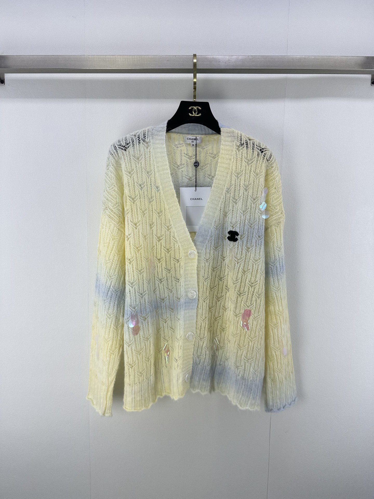 NO:474354,Chane* New details The latest hollow v-neck gradient cardigan in autumn, long sleeves, customized comfortable fabric, body beads embellish the details and quality, make a delicate girl's versatile style 2 colors and 3 sizes SML, chanel, alexander wang19860909Chane* 上新细节 秋季最新款镂空v领渐变开衫长袖 定制舒适面料 衣身珠片点缀注重细节和品质做个精致的女孩百搭气质款 2色3码SML,,chanel,alexander wang,Women's clothing
