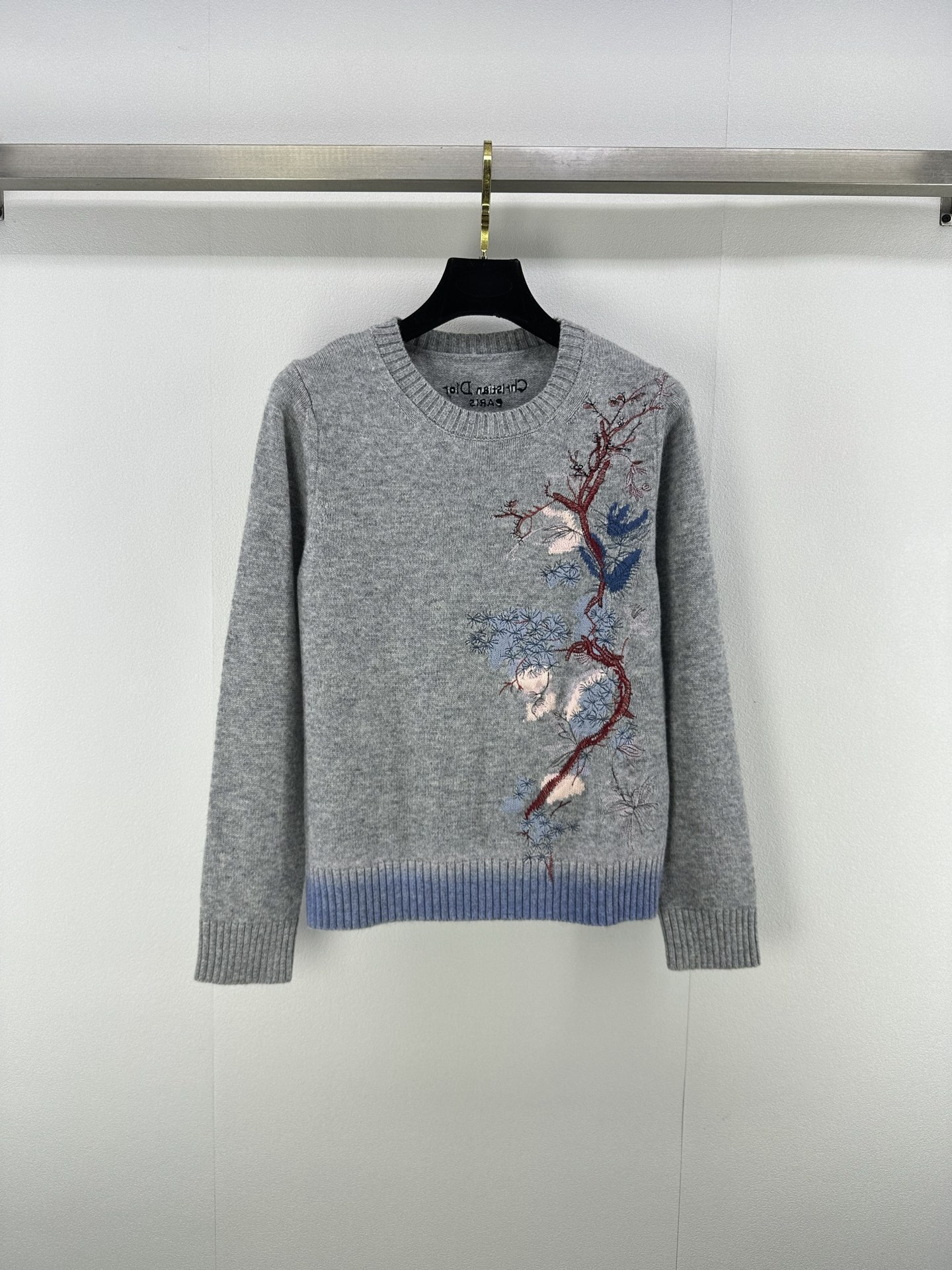 NO:473447,Dio* new details New autumn and winter new floral embroidered pullover long-sleeved sweater Customized YB wool yarn material Delicate texture Comfortable and soft Regular pullover sweater cutting Delicate crochet texture Fine craftsmanship highlights high-end design style Combined with one-sided new Chinese elegant flower and leaf bird embroidery pattern Sleek and fashionable Hem purple or yellow blue or blue Smile transitional border embellishment Breaking the routine and richer visual effects Design highlights make simple basic styles instantly become fashionable items to show high-end styles The inner wear is brilliant and fashionable 3 colors and 3 codes SML, dior, sweaters, alexander wang19860909Dio*上新细节 秋冬新品花卉刺绣套头长袖毛衣 定制YB羊毛纱线材质 质感细腻 舒适柔软 常规套头毛衣裁剪 通体细腻钩针纹理 精细工艺彰显高端设计风格 配合单侧新中式清雅花叶鸟刺绣图案 气质松弛时髦 下摆紫色或黄蓝色系或蓝色系 晕染过渡包边点缀 打破常规更丰富视觉效果 设计亮点让简单的基础款式 秒变时尚单品 彰显高级格调 单穿内搭都出彩时髦 3色3码SML,,dior,sweaters,alexander wang,Women's clothing