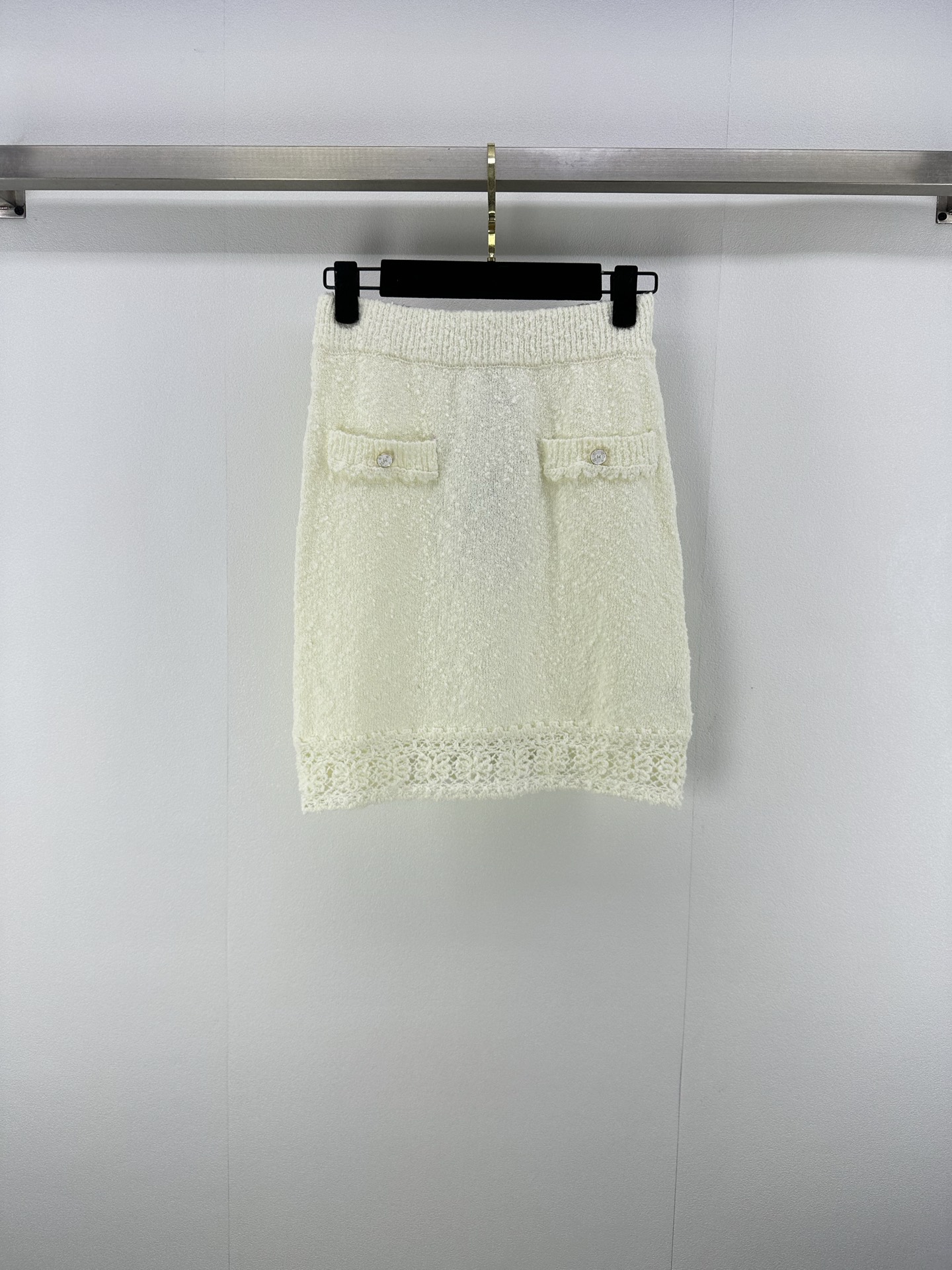 NO:475774,Chane* new details New autumn and winter crochet lace knit cardigan skirt suit Customized YB texture yarn woven Comfortable soft and delicate Lapel knit cardigan with skirt suit Rhinestone double C buttons Connection plaid design Collar extends to the front wavy lace hem cuffs crochet lace decoration with double C printed buttons Show brand tone Preparation Delicate the delicate and dense texture crochet regular slim body-fitting series hip-covered straight skirt Contains body shape Improve proportion Show temperament retro style Add an elegant atmosphere on the upper body Echo Details Emotional exquisite and fashionable feeling Appropriate for dates and commuting 2 colors 3 SML, chanel, skirts, alexander wang19860909Chane*上新细节 秋冬新款钩针花边针织开衫半裙套装 定制YB肌理感纱线织造 穿搭舒适 柔软细腻 翻领针织开衫搭配半裙套装 水钻双C扣连接开襟设计 领边延伸至前襟波浪花边下摆袖口钩针花边装点 配合双C印刻纽扣 彰显品牌调性 成衣细腻密实肌理钩织 常规修身上衣配合同系列包臀直筒短裙 包容身形 改善比例 展现气质复古风格 上身增添优雅气息 细节呼应 精致洋气感尽显 约会通勤都适配 2色3码SML,,chanel,skirts,alexander wang,Women's clothing