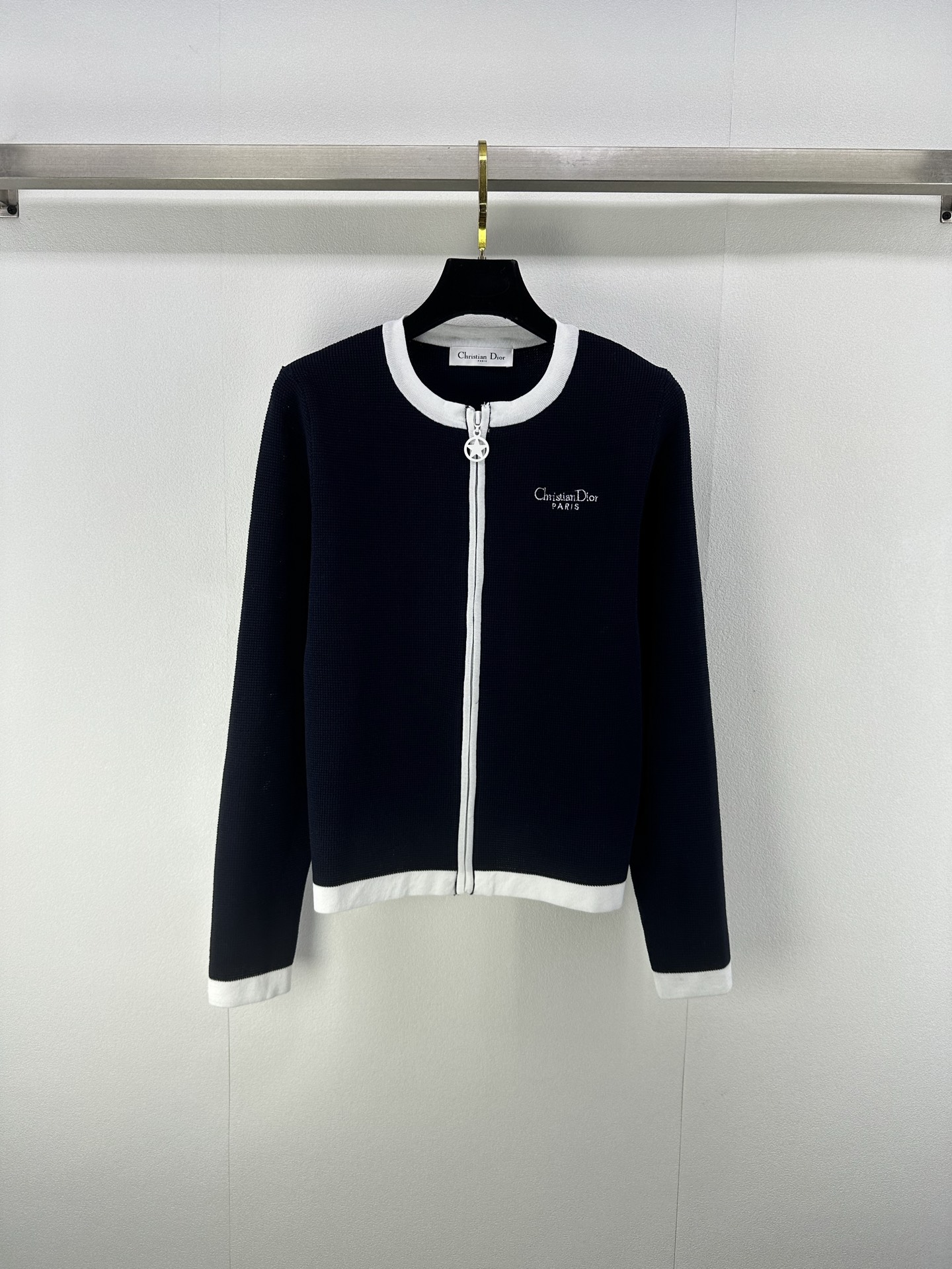 NO:473466,Dio* New Details New zippered knitted long-sleeved cardigan in autumn and winter!  Custom imported materials, breathable, comfortable and stylish, round neck zipper cardigan, with contrasting color edging and large body color, adds a sense of styling, embroidered and decorated with letters on the chest, highlights the brand tone, regular style is versatile and not picky, 1 color, 3 codes SML, dior, alexander wang19860909Dio* 上新细节 秋冬新款拉链针织长袖开衫！定制进口材质 透气舒适有型 圆领拉链开衫 配合撞色包边与大身颜色形成碰撞 增添造型层次感 胸前字母刺绣徽标点缀装饰 彰显品牌调性 常规版型百搭不挑人 1色3码SML,,dior,alexander wang,Women's clothing