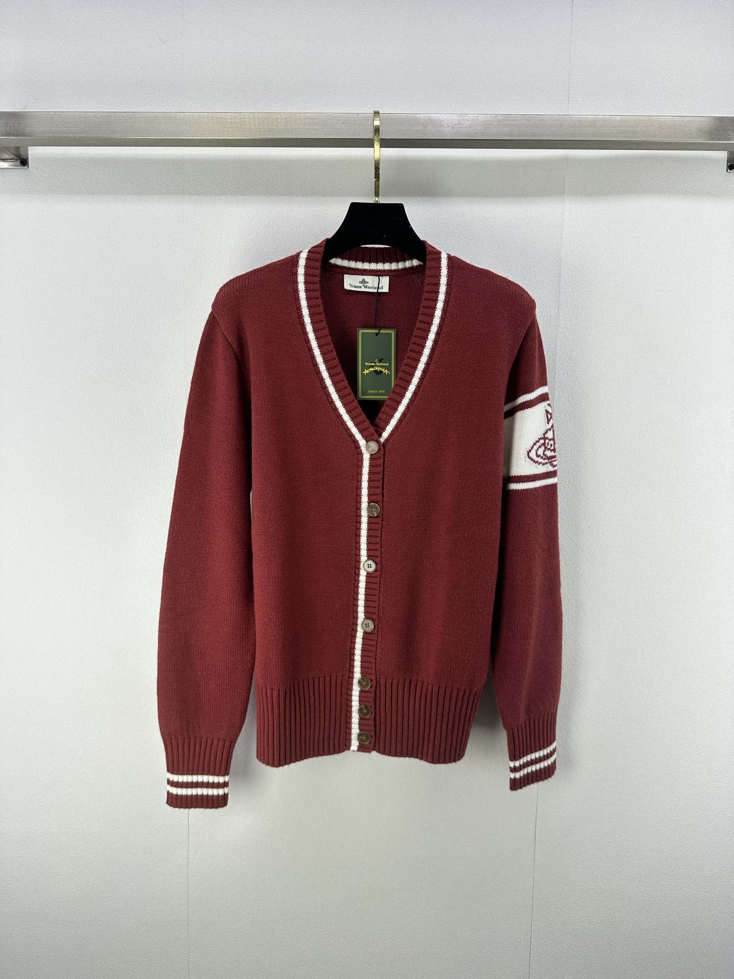 NO:474359,Queen Mother *VivieneWestw*od New details The latest contrasting V-neck knitted cardigan in autumn! The contrasting color of the Saturn jacquard pattern on the arm is marked and eye-catching and just right embellishment. The classic contrasting color makes it look white and versatile! 2 colors 3 codes SML, alexander wang19860909西太后*VivieneWestw*od 上新细节 秋季最新撞色V领针织开衫！手臂撞色土星提花图案,标识度显著醒目且恰到好处的点缀,经典撞色显白又百搭！ 2色3码SML,,alexander wang,Women's clothing