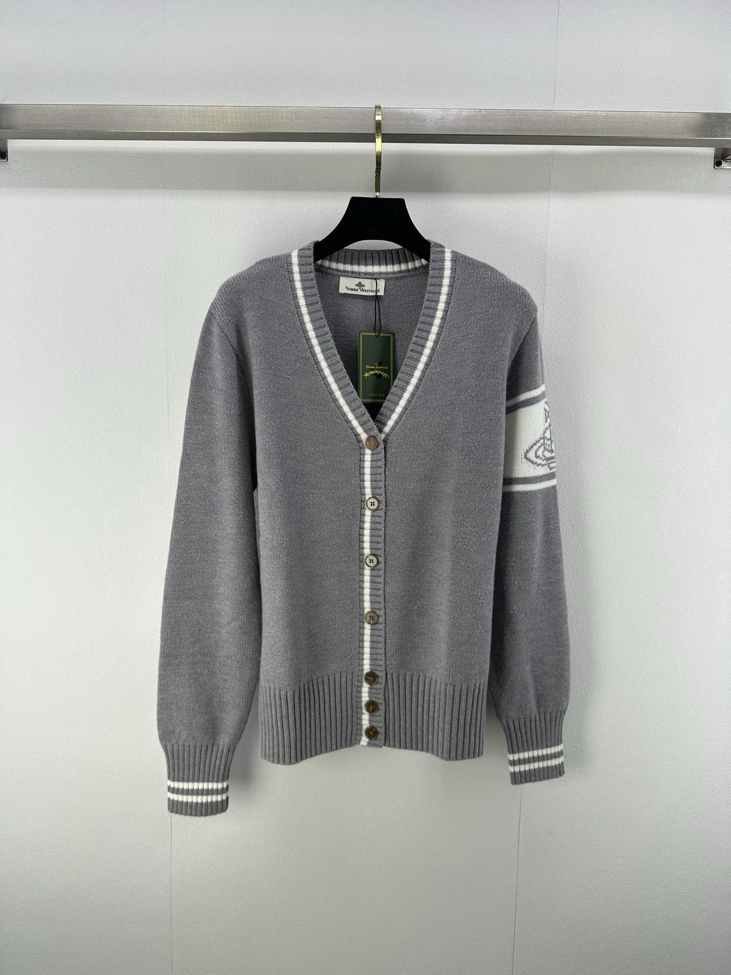 NO:474364,Queen Mother *VivieneWestw*od New details The latest contrasting V-neck knitted cardigan in autumn! The contrasting color of the Saturn jacquard pattern on the arm is marked and eye-catching and just right embellishment. The classic contrasting color makes it look white and versatile! 2 color 3 code SML., alexander wang19860909西太后*VivieneWestw*od 上新细节 秋季最新撞色V领针织开衫！手臂撞色土星提花图案,标识度显著醒目且恰到好处的点缀,经典撞色显白又百搭！ 2色3码SML.,,alexander wang,Women's clothing