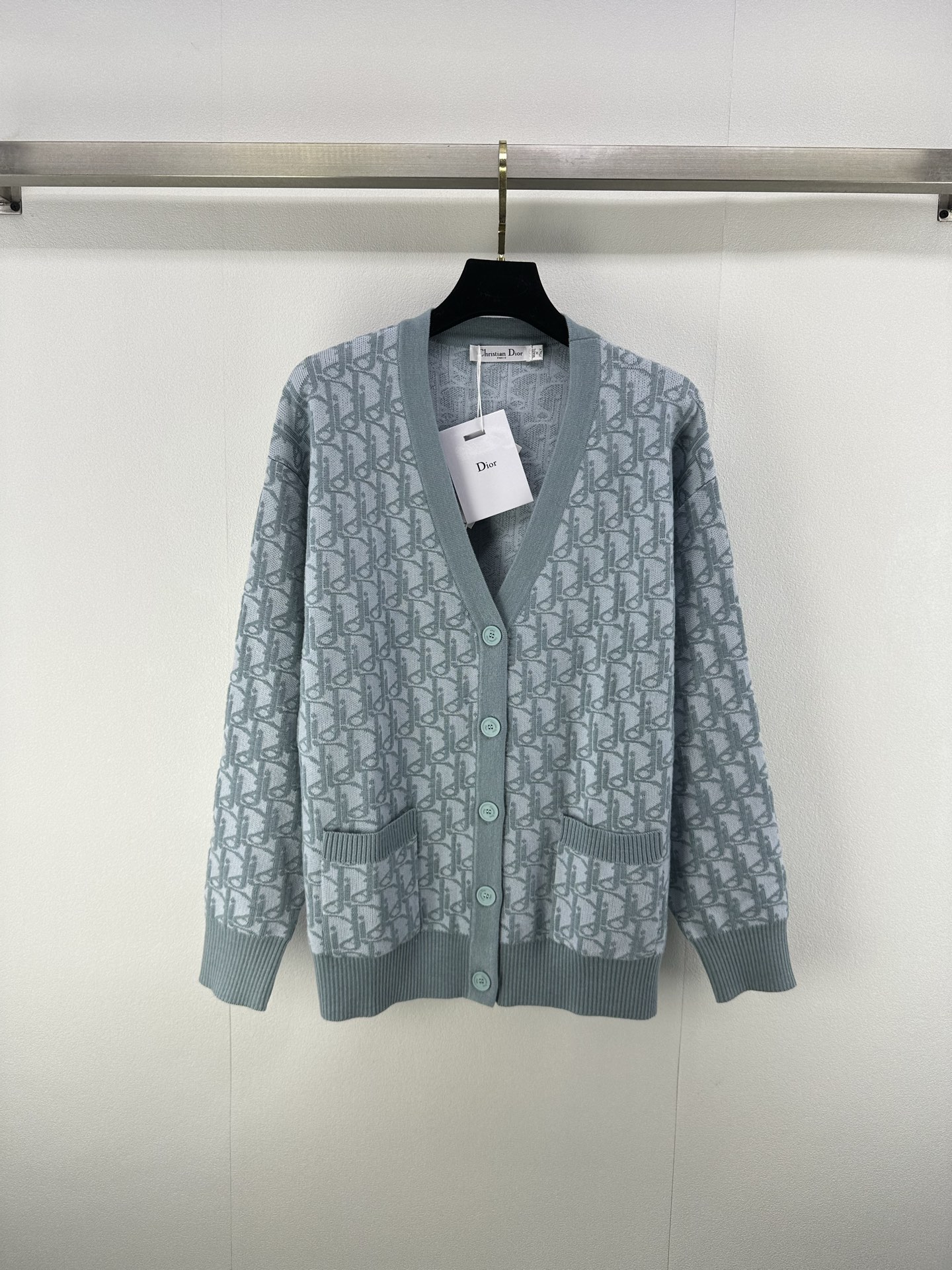 NO:474353,Dio* new details, new knitted V-neck cardigan in autumn and winter, classic brand letters, presbyterian logo jacquard decoration, yb open mold letter logo button embellishment, high-end fashionable and exquisite 1 color, 3 codes, SML, dior, alexander wang19860909Dio*上新细节 秋冬新款针织V领开衫 经典品牌字母老花logo提花装饰 yb开模字母logo纽扣点缀 高级时髦精致 1色3码SML,,dior,alexander wang,Women's clothing