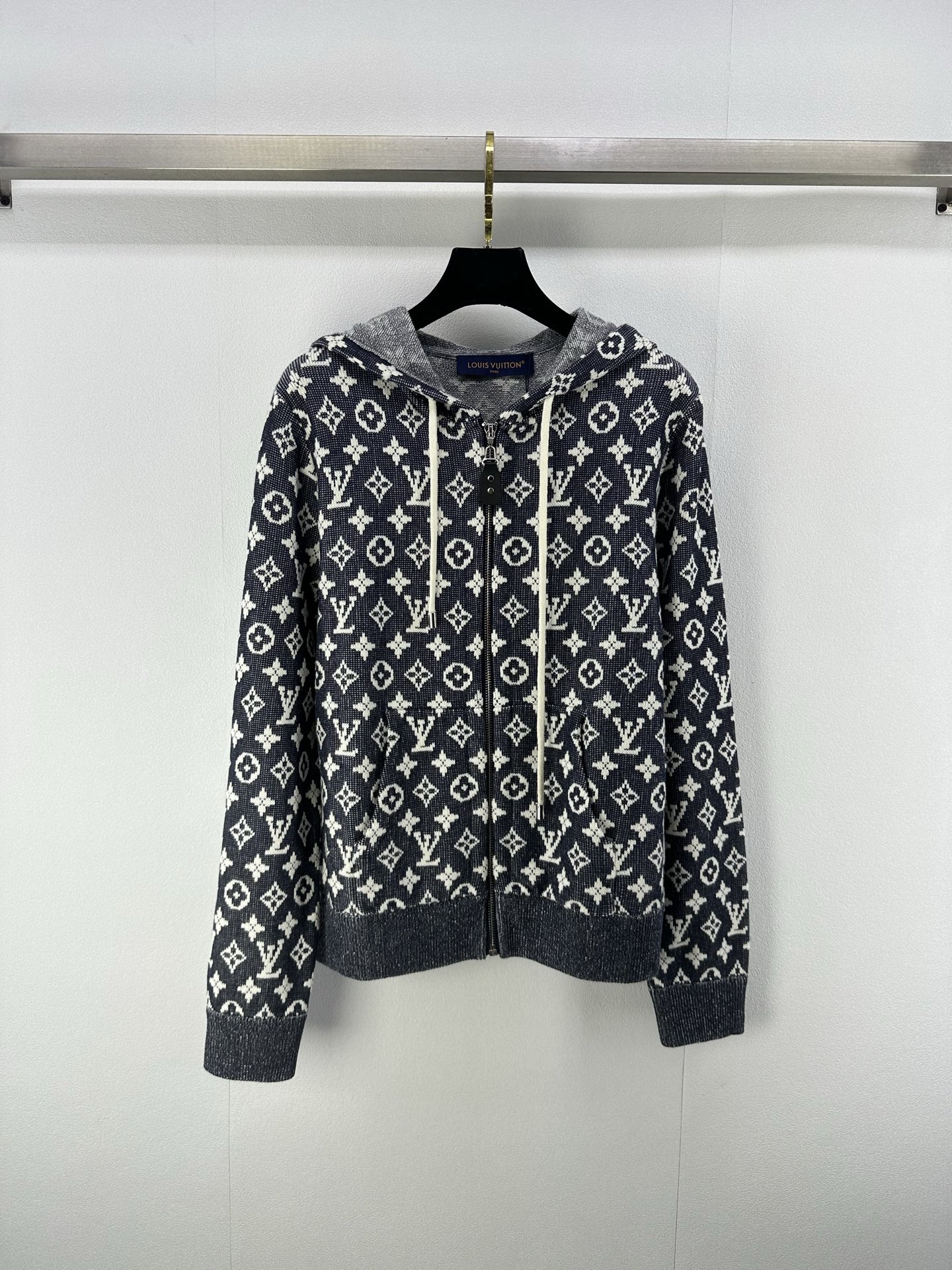 NO:474358,LV new details, new autumn and winter old-fashioned hooded knitted cardigan hooded drawstring sweatshirt style, iconic jacquard pattern, highlighting the brand's low-key luxury tone, large front pocket decoration, leather buckle zipper design, practical and beautiful, the hem cuffs are color-blocked, threads are very elastic, autumn and winter sports and leisure style is fully displayed, 1 color 3 codes SML,,louis vuitton,hoodie,sweatshirts,hats,alexander wang19860909LV 上新细节 秋冬新品老花连帽针织开衫 连帽抽绳卫衣版型 标志性提花图案 彰显品牌低调奢华调性 正面大口袋装饰 皮扣拉链设计 实用又美观 衣摆袖口拼色螺纹弹性十足 秋冬运动休闲风范尽现 1色3码SML,,louis vuitton,hoodie,sweatshirts,hats,alexander wang,Women's clothing