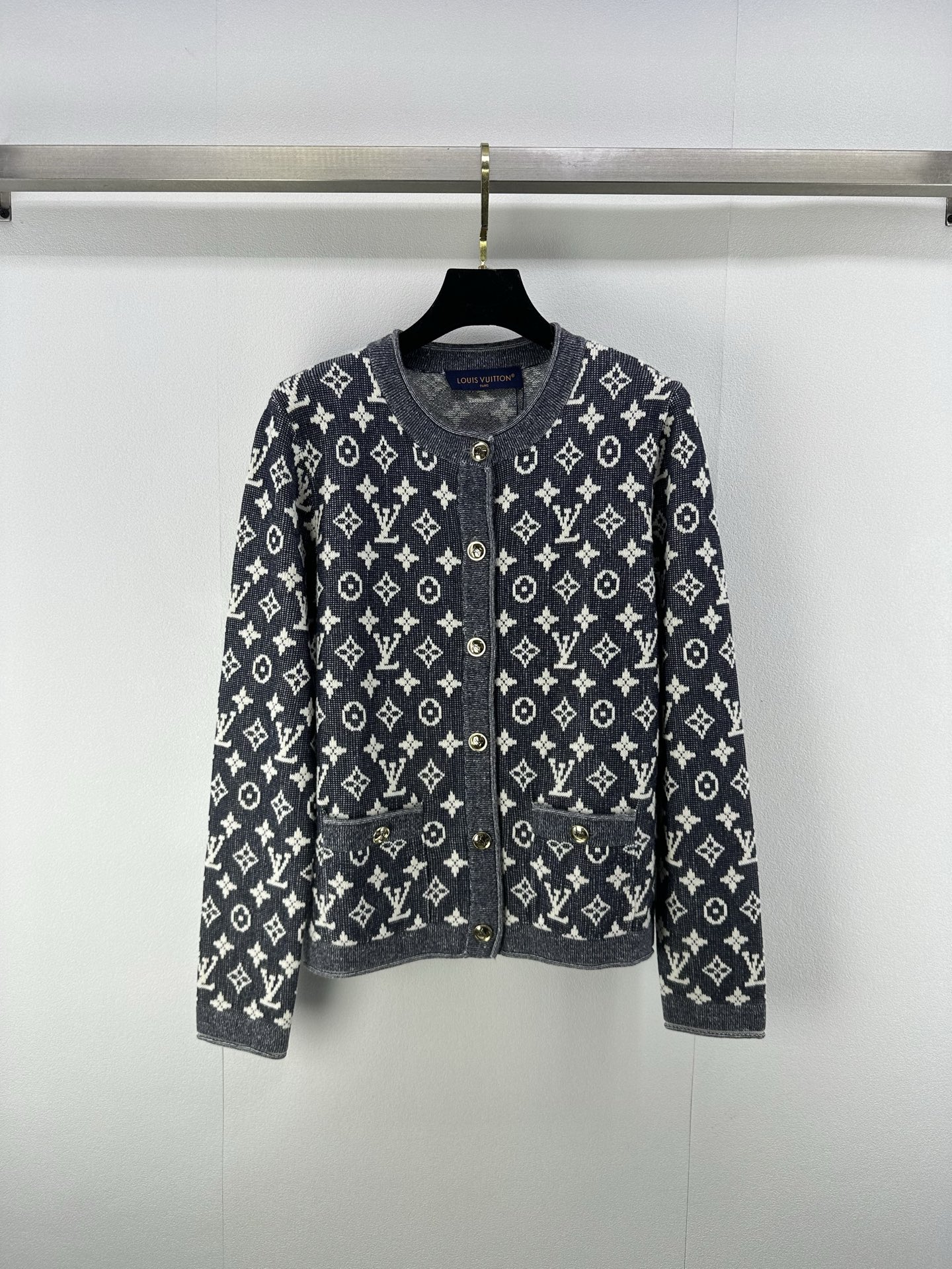 NO:474363,New details on LV* The latest gray Danny series knitted round-neck cardigan in autumn and winter!  Classic monogram jacquard gray-white contrasting colors, contrasting collar and cuffs echo the fashionable atmosphere. The German machine jacquard double weaving process, and the blended yarn texture is excellent!  A rich and beautiful woman must come in!  The classic H-style style is not picky about people, and it looks slim with huge upper body!  1 color 3 code SML, louis vuitton, alexander wang19860909LV*上新细节 秋冬最新灰色系丹尼系列针织圆领开衫！经典monogram提花灰白撞色,撞色领口袖口呼应再添时髦气息.徳国机圆桶提花双织工艺,混纺纱线质感超赞！白富美必入！经典H版型不挑人上身巨显瘦！ 1色3码SML,,louis vuitton,alexander wang,Women's clothing