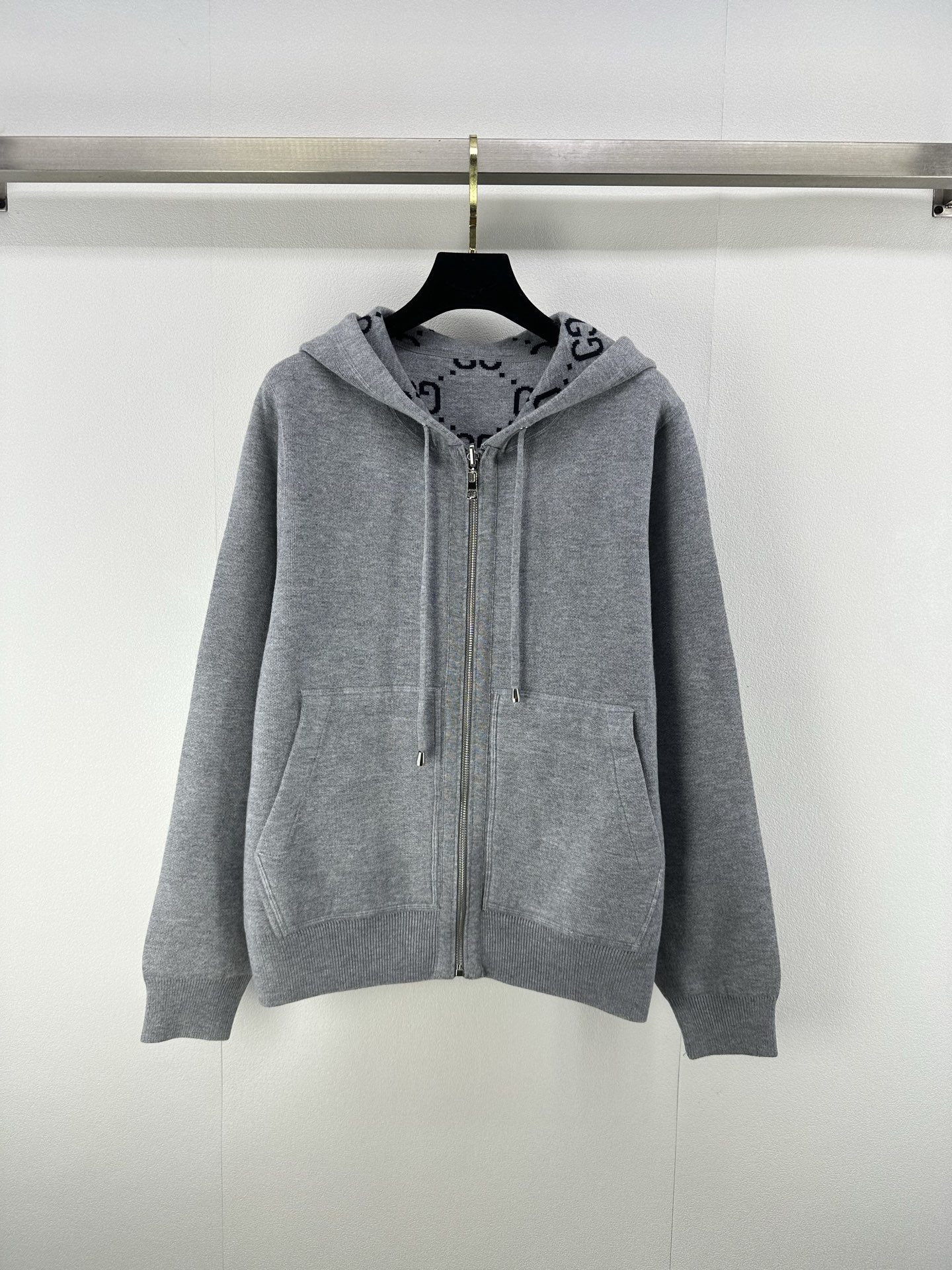 NO:474369,Gucc* new details, new hooded double-sided wool jacket with autumn and winter, logo letters on the back, presbyopia, loose style, fashionable and tall and slimming, a very fashionable double-sided niang jacket with comfortable upper body, paired with wide-leg pants, comfortable to go out on the street, wear on both sides, navy blue calm temperament, gray high-end fashionable, both of which are white colors, 2 colors, 3 sizes, SML, gucci, jackets & coats, hats, alexander wang19860909Gucc*上新细节 秋冬新品连帽双面羊毛外套 后背logo字母 内里老花满印 宽松版型 时髦又显高显瘦 非常洋气的一款双面尼外套 上身舒适时髦 搭配阔腿裤 舒服出街 两面穿 藏青色沉稳气质 灰色高级时髦 两个都是会显白的颜色 2色3码SML,,gucci,jackets & coats,hats,alexander wang,Women's clothing