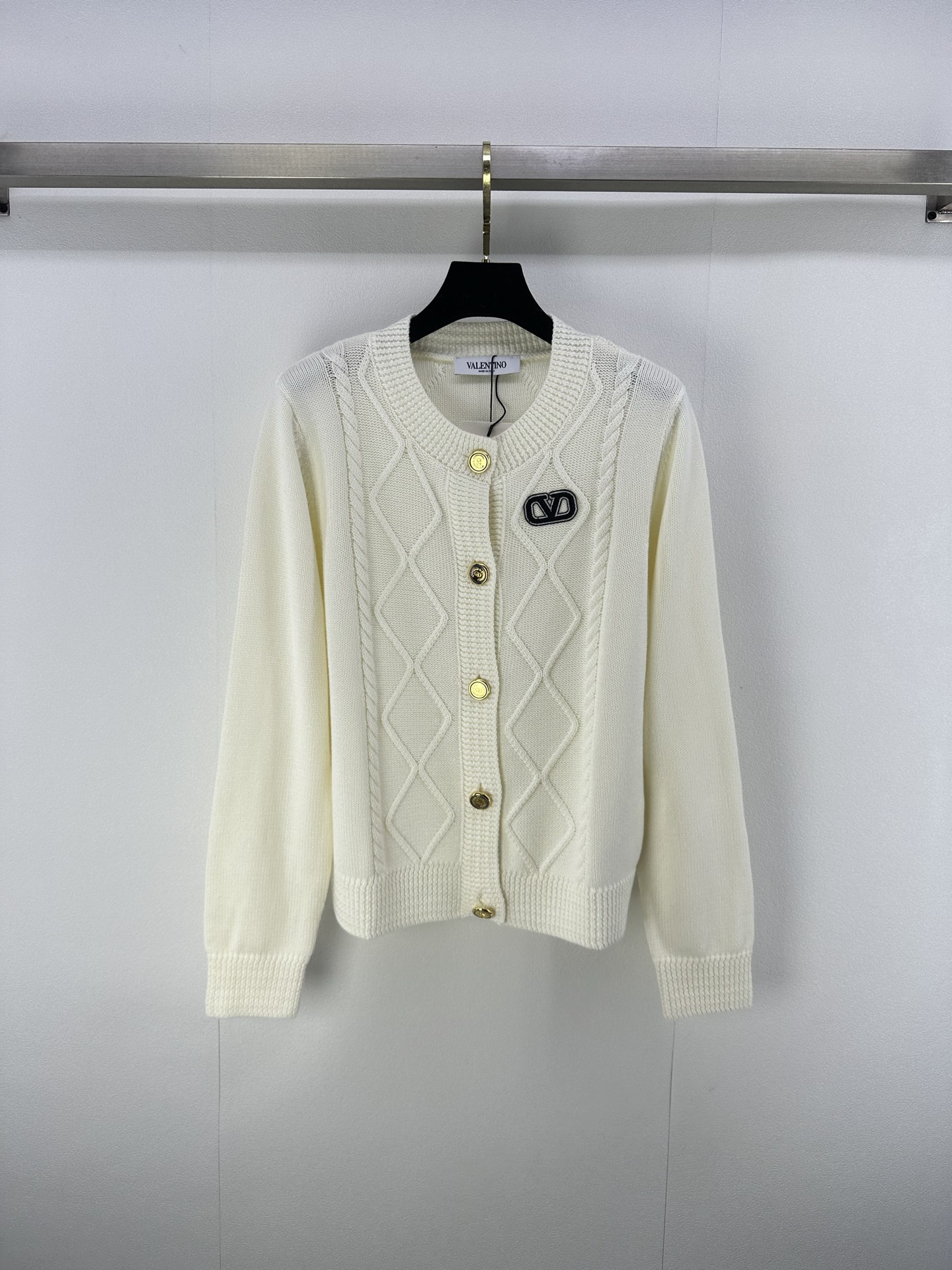 NO:473469,Valentin* new details, new round neck knit cardigan long sleeves in autumn, customized YB blended knitted material, comfortable and soft, high-quality texture, long-sleeved round neck cardigan long sleeves tailoring, chest pockets decorated with flocked V letters, showing the brand's luxury, regular style, reflecting the urban luxury style, easy to control when commuting and dating, 2 colors, 3 codes, valentino, alexander wang19860909Valentin*上新细节 秋季新品圆领针织开衫长袖 定制YB混纺针织材质 舒适柔软 质感上乘 圆领开衫长袖剪裁 胸前口袋饰有植绒V字母点缀 尽显品牌奢华感 常规版型 体现都市轻奢范 通勤约会休闲轻松驾驭 2色3码SML,,valentino,alexander wang,Women's clothing