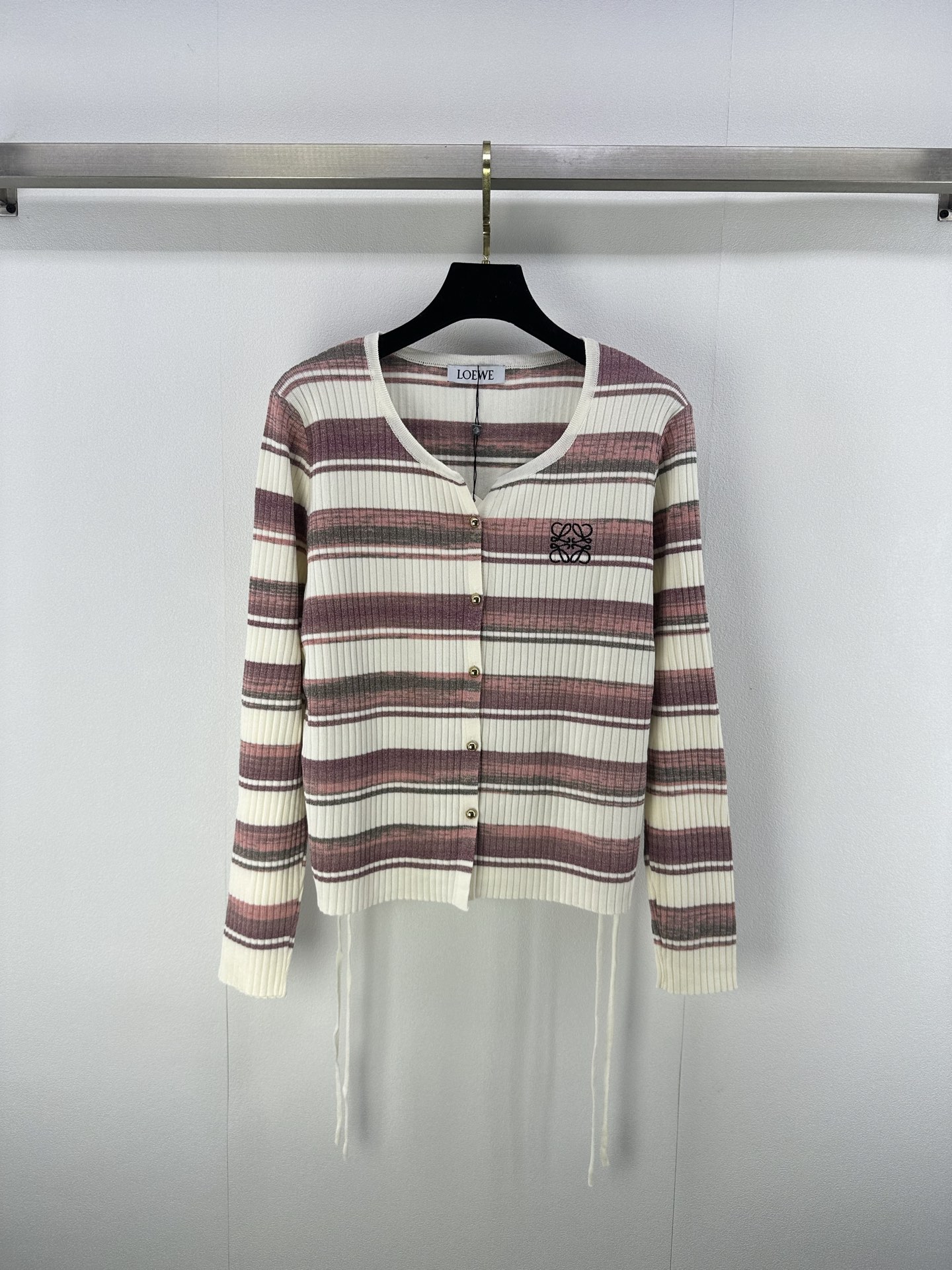 NO:473471,Loew* New Details The latest round-neck striped cardigan in autumn long-sleeved!  Positioning logo logo totem, hem lace design, custom imported knitted material, high-quality texture, contrasting color edges show the brand's personality!  versatile and not picky about people 2 colors 3 codes SML, loewe, alexander wang19860909Loew* 上新细节 秋季最新圆领条纹开衫长袖！定位logo徽标图腾 下摆系带设计 定制进口针织材质 质感高级 撞色边彰显品牌张扬个性格调！百搭不挑人 2色3码SML,,loewe,alexander wang,Women's clothing