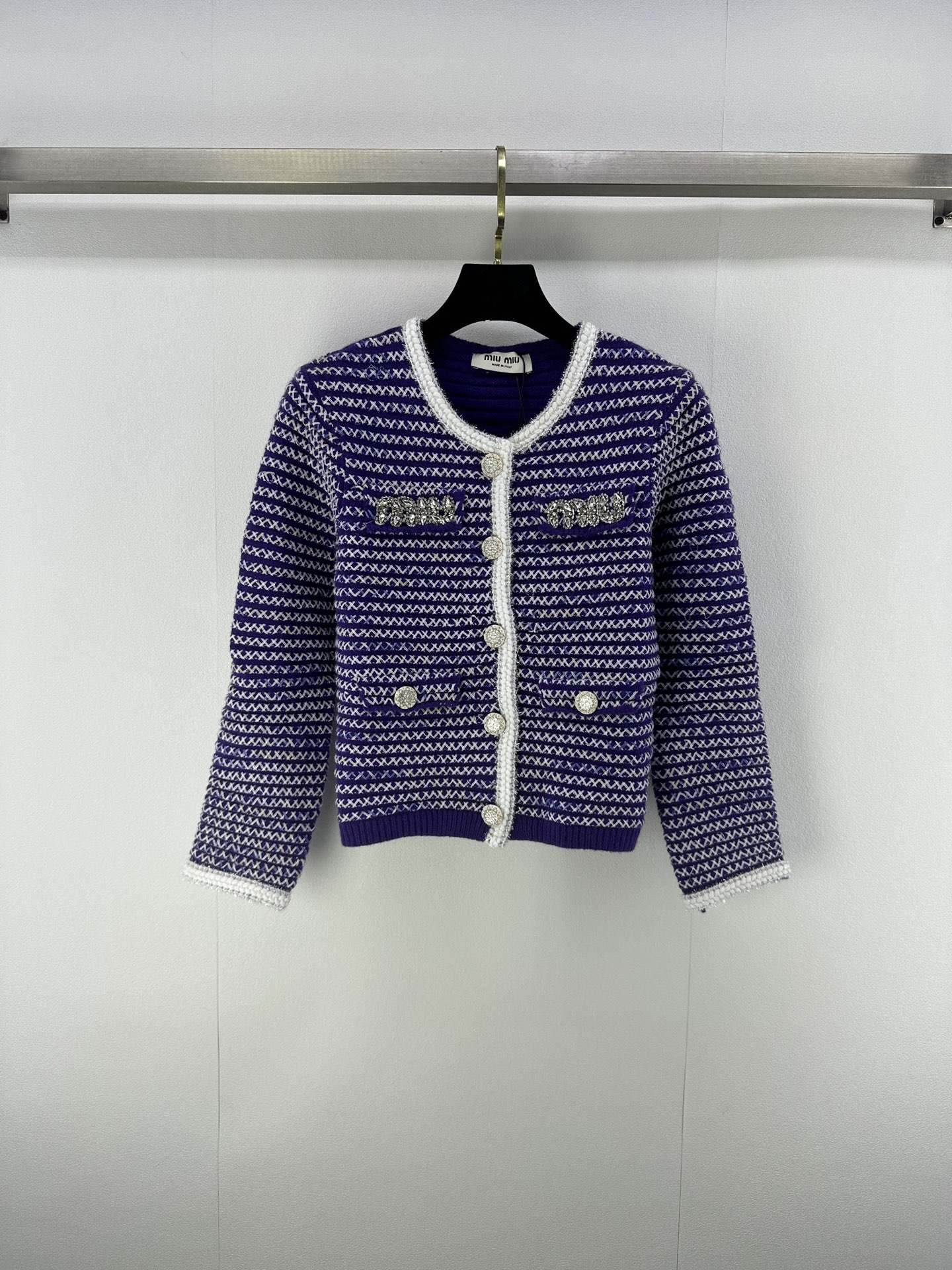 NO:473473,New details on Miumi* The latest contrasting lapel knitted long sleeves for fall!  Positioning logo, custom wool yarn weaving, high-quality texture, gloss and comfortable, knitted lapel half-open long-sleeved tailoring, fake two-piece design, highlighting the high-end feeling of outfits, showing a relaxed tone, the first choice for fashionable outfits in all seasons!  3 color 3 code SML, miumiu, alexander wang19860909Miumi*上新细节 秋季最新撞色翻领针织长袖！定位徽标logo 定制羊毛纱线织造 质感高级 光泽舒适 针织翻领半开襟长袖剪裁 假两件设计 凸显穿搭高级感 尽显松弛调性 四季时尚穿搭首选！ 3色3码SML,,miumiu,alexander wang,Women's clothing