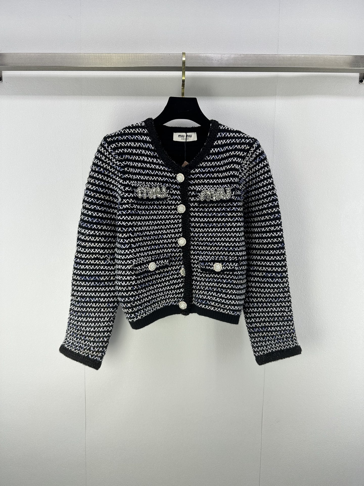 NO:475766,New details on Miumi* The latest contrasting lapel knitted long sleeves for fall!  Positioning logo, custom wool yarn weaving, high-quality texture, gloss and comfortable, knitted lapel half-open long-sleeved tailoring, fake two-piece design, highlighting the high-end feeling of outfits, showing a relaxed tone, the first choice for fashionable outfits in all seasons!  3 color 3 code SML, miumiu, alexander wang19860909Miumi*上新细节 秋季最新撞色翻领针织长袖！定位徽标logo 定制羊毛纱线织造 质感高级 光泽舒适 针织翻领半开襟长袖剪裁 假两件设计 凸显穿搭高级感 尽显松弛调性 四季时尚穿搭首选！ 3色3码SML,,miumiu,alexander wang,Women's clothing