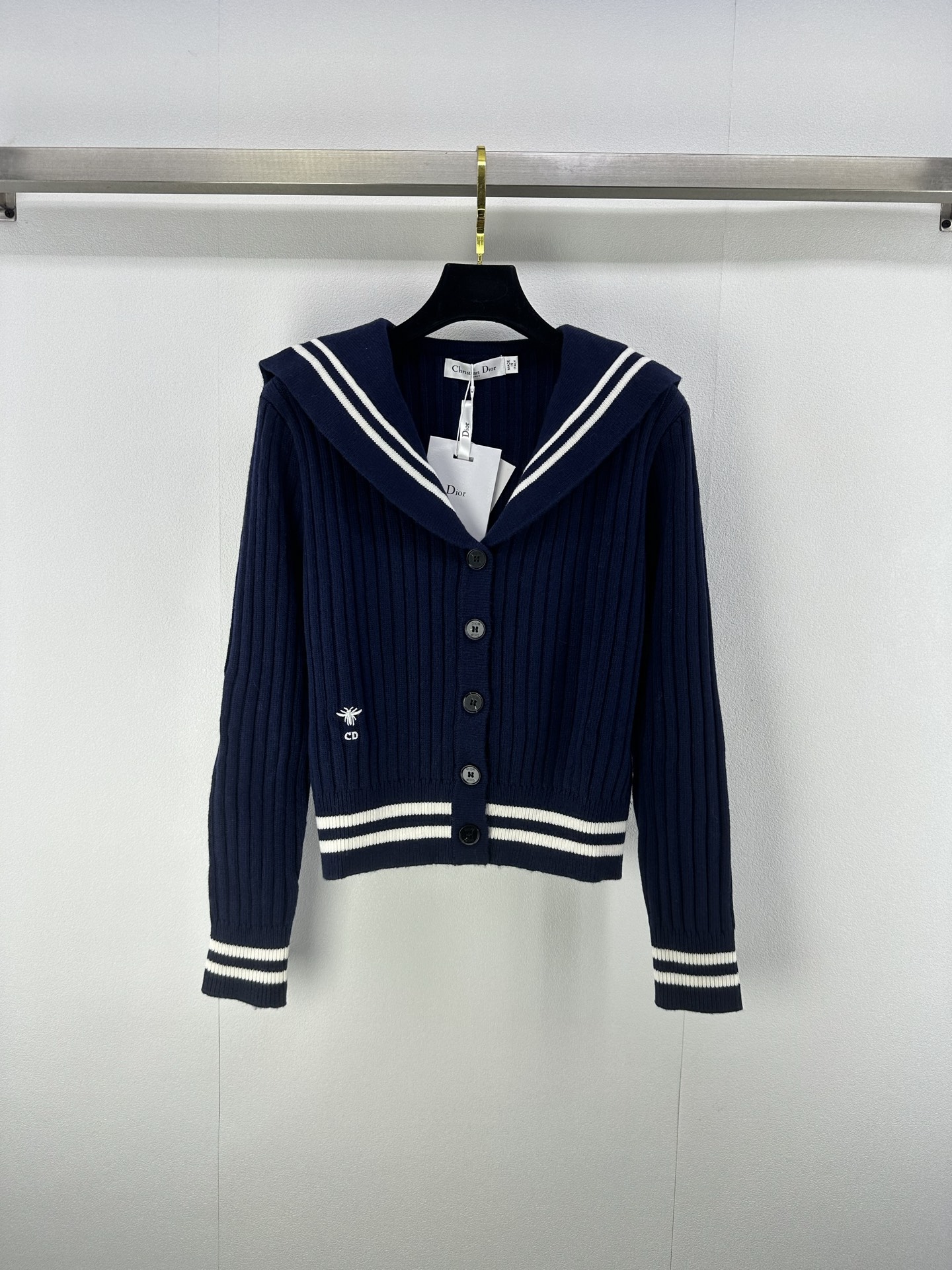 NO:474338,New details for Dio*. New autumn navy collar cardigan. The navy collar design is very age-reducing. The upper body is particularly elegant. The contrasting edge style is classic and fashionable and versatile!  1 color 3 code SML, dior, alexander wang19860909Dio*上新细节 秋季新款海军领开衫 海军领设计很减龄 上身特别显气质 撞色边缘款经典时尚百搭！ 1色3码SML,,dior,alexander wang,Women's clothing
