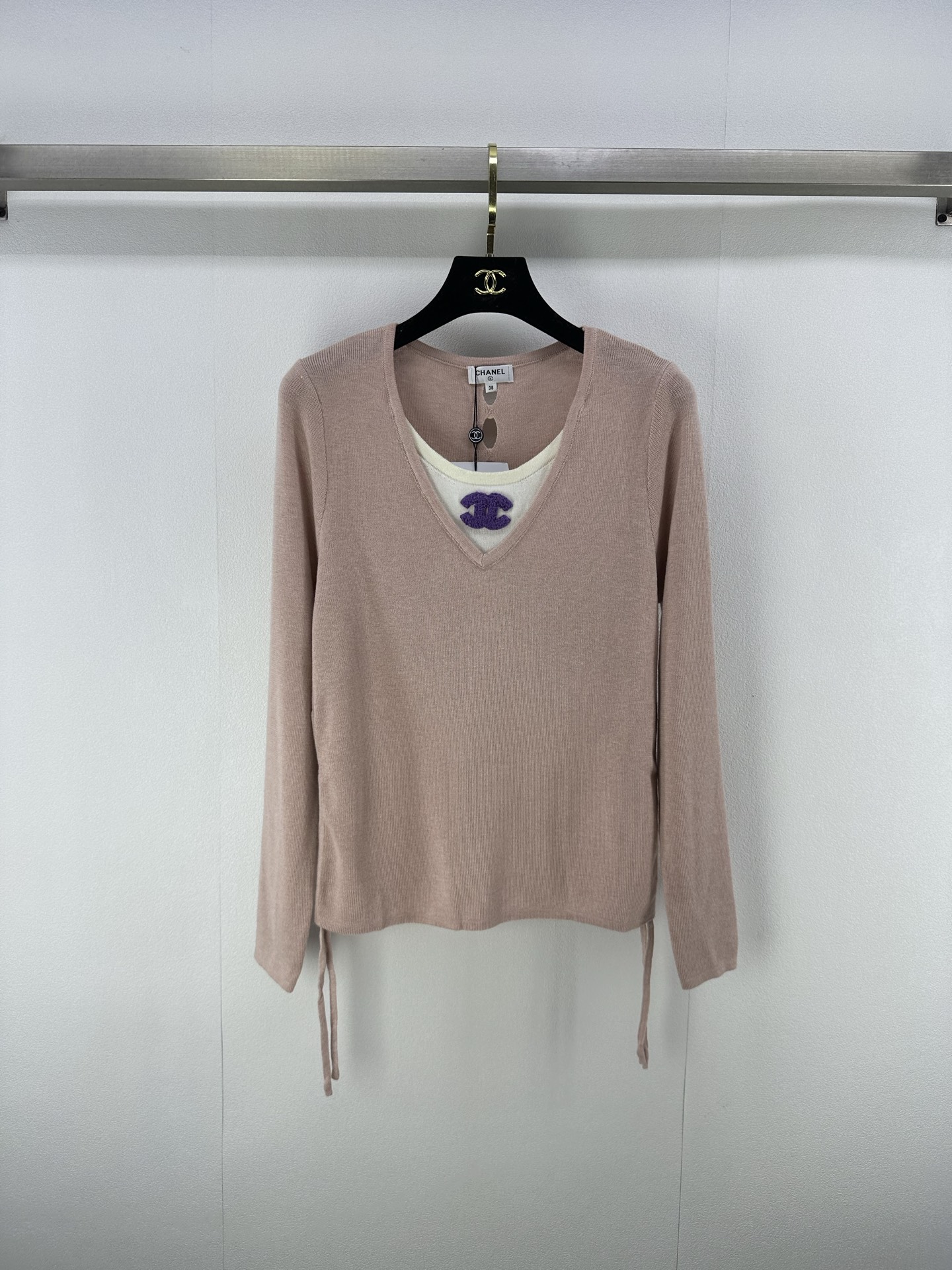 NO:473476,Chane* new details, new fake two-piece long sleeves in autumn, customized YB wool yarn weaving, chest flocking logo, high-quality texture, comfortable, knitted long sleeves, youthful, more lively, embroidered letter logo, highlights brand personality, highlights high-end outfits, design echoes and coordinates, showing relaxed tone, light luxury and fashionable temperament, single-skinned layering, first choice for fashion outfits in all seasons, 3 colors and 3 codes, chanel, alexander wang19860909Chane*上新细节 秋季新款假两件长袖 定制YB羊毛纱线织造 胸前植绒logo 质感高级舒适 针织长袖 青春感满溢 更显风格活泼 刺绣字母徽标 彰显品牌个性 凸显穿搭高级感 设计呼应协调 尽显松弛调性 轻奢时髦气质 单穿叠穿均可 四季时尚穿搭首选 3色3码SML,,chanel,alexander wang,Women's clothing