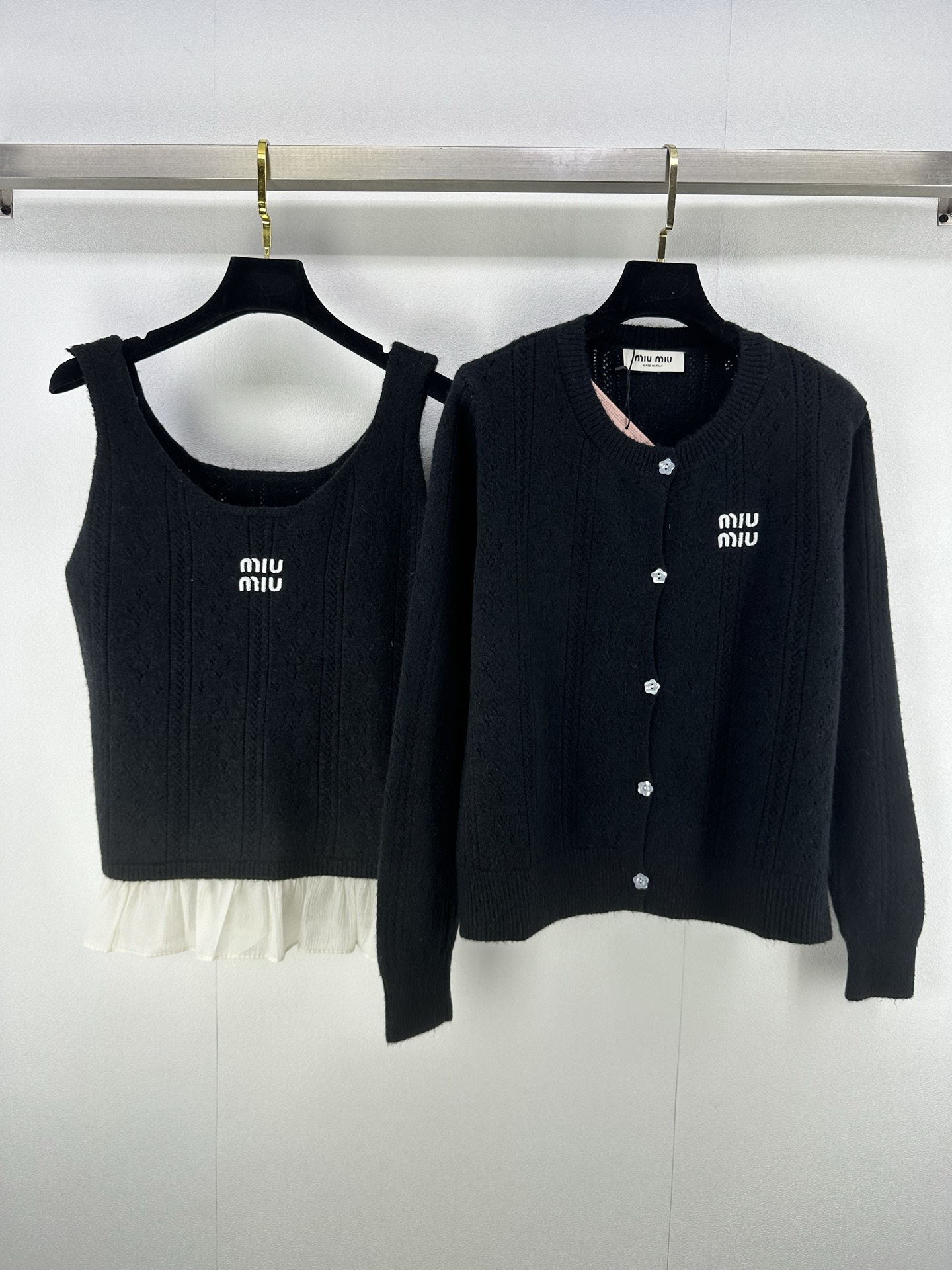 NO:473480,Miumi* New Details 25 The latest two-piece set for autumn lace vest + round neck knit cardigan!  Contrasting color embroidery logo is sexy and sweet, and it is simple and energetic when going out on the street every day!  versatile and not picky about people 2 colors 3 codes SML, miumiu, alexander wang19860909miumi*上新细节 25 秋季最新两件套套装 蕾丝边背心+圆领针织开衫！撞色刺绣logo 性感不失甜美 日常出街简单又具有活力！百搭不挑人 2色3码SML,,miumiu,alexander wang,Women's clothing