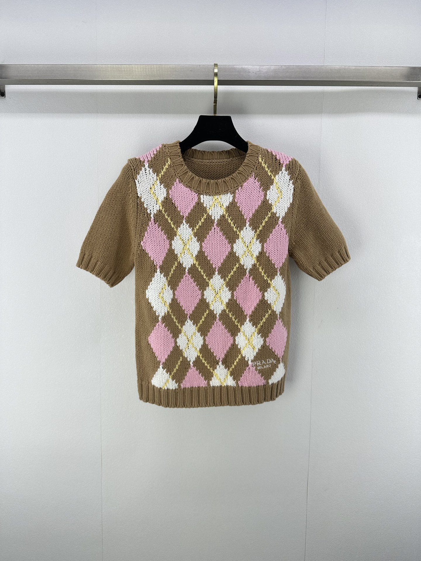 NO:473485,New details on Prad*, new diamond-shaped short-sleeved short-sleeved classic color scheme, retro and fashionable short-sleeved design is suitable for multi-season outfits, exquisite embroidery embellishment, high-end feel, easy to grasp the fashionable atmosphere 2 colors 3 codes, prada, T-shirt, alexander wang19860909Prad*上新细节 早秋新款菱格纹短袖 经典配色 复古时髦 短袖设计适配多季穿搭 精致刺绣点缀 高级感拉满 轻松拿捏时尚氛围感 2色3码SML,,prada,T-shirt,alexander wang,Women's clothing