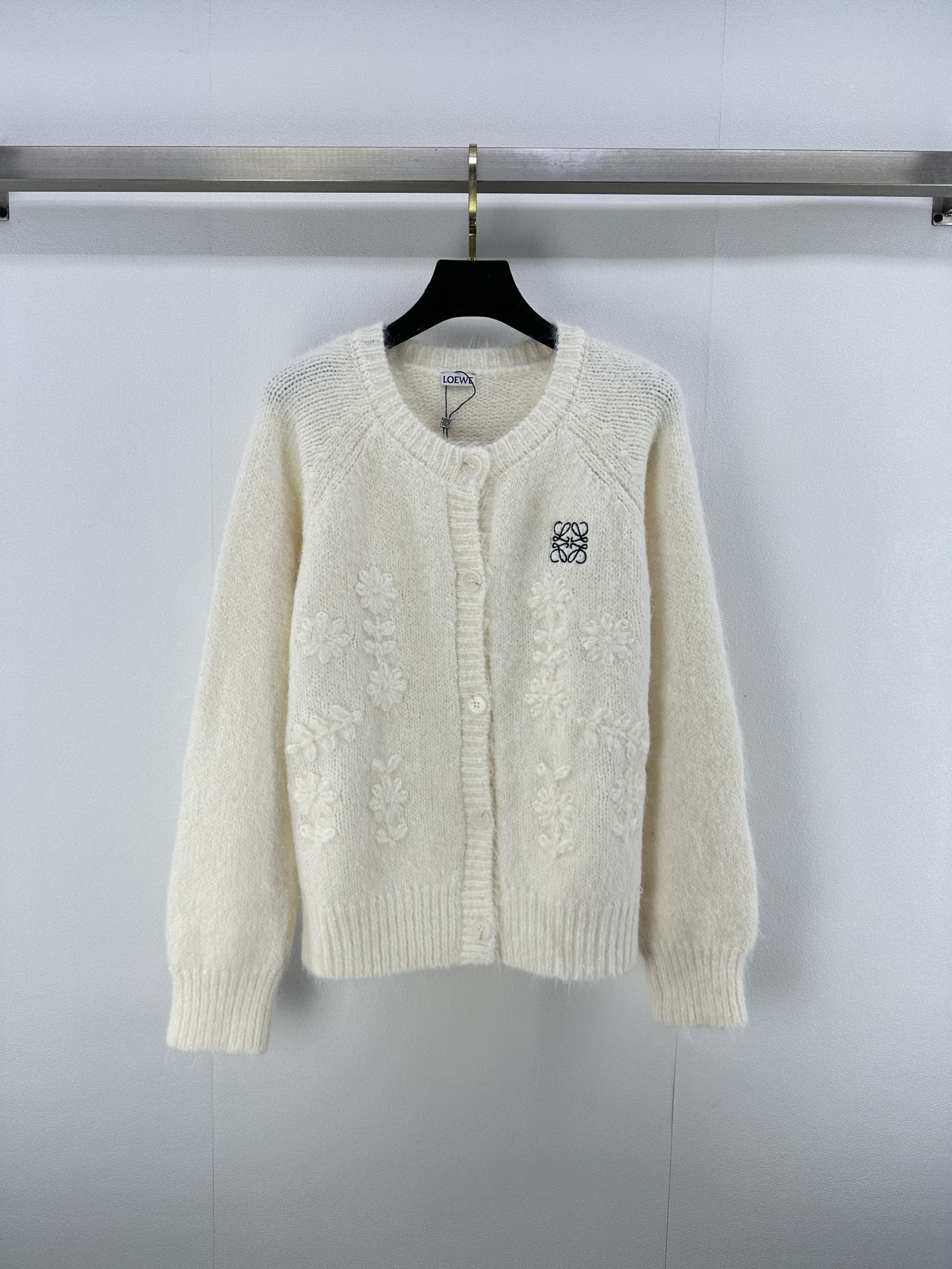 NO:473489,Loew* new details, new autumn products, three-dimensional flower knitted round-neck cardigan, customized YB yarn weaving, delicate and soft, full of elasticity, exquisite open-collar short-sleeved style, the body is outlined with embroidered letter logo and flowers, full of details, iconic embellishment, makes the retro golden style strong, age-reducing and relaxing, daily control, 2 colors and 3 codes, loewe, T-shirt, alexander wang19860909loew*上新细节 秋季新品立体花朵针织圆领开衫 定制YB纱线织造 细腻柔软 弹力十足 精致开襟短袖版型 衣身以刺绣字母logo与花朵勾勒 细节满分 标志性点缀 让复古千金风格强烈 减龄松弛 日常随意驾驭 2色3码SML,,loewe,T-shirt,alexander wang,Women's clothing