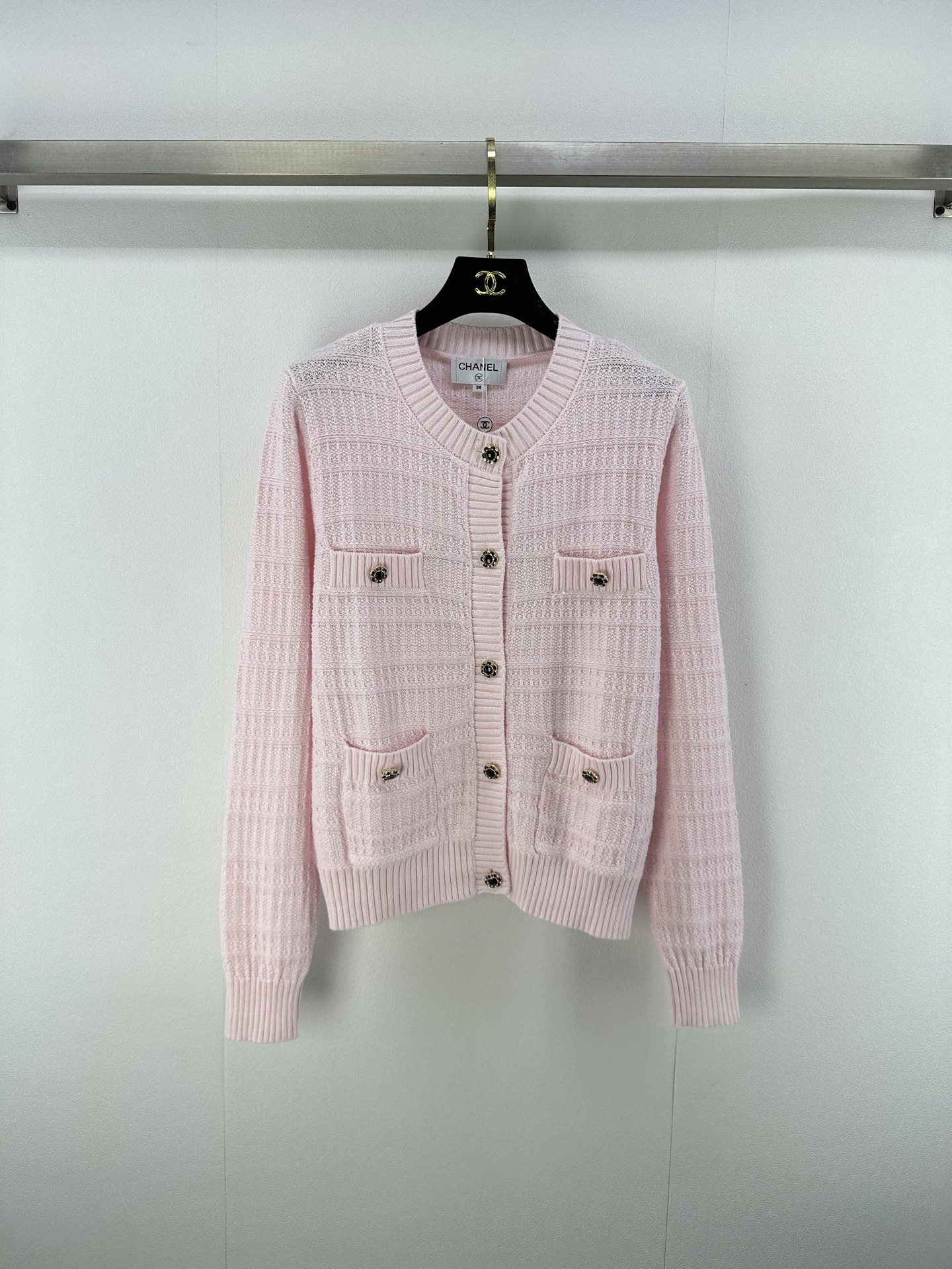 NO:473494,Chane* New Details The latest hollow round neck cardigan in autumn and winter!  The fabric is delicate and soft, exquisite knitted cardigan style, customized logo buttons, playful, age-reducing, and easy to control when traveling or gatherings!  2 colors 3 codes SML, chanel, alexander wang19860909Chane*上新细节 秋冬最新镂空圆领开衫长袖！ 面料细腻柔软 精致针织开衫版型 定制logo纽扣 俏皮减龄显白 日常出行或轻松聚会轻松驾驭！ 2色3码SML,,chanel,alexander wang,Women's clothing