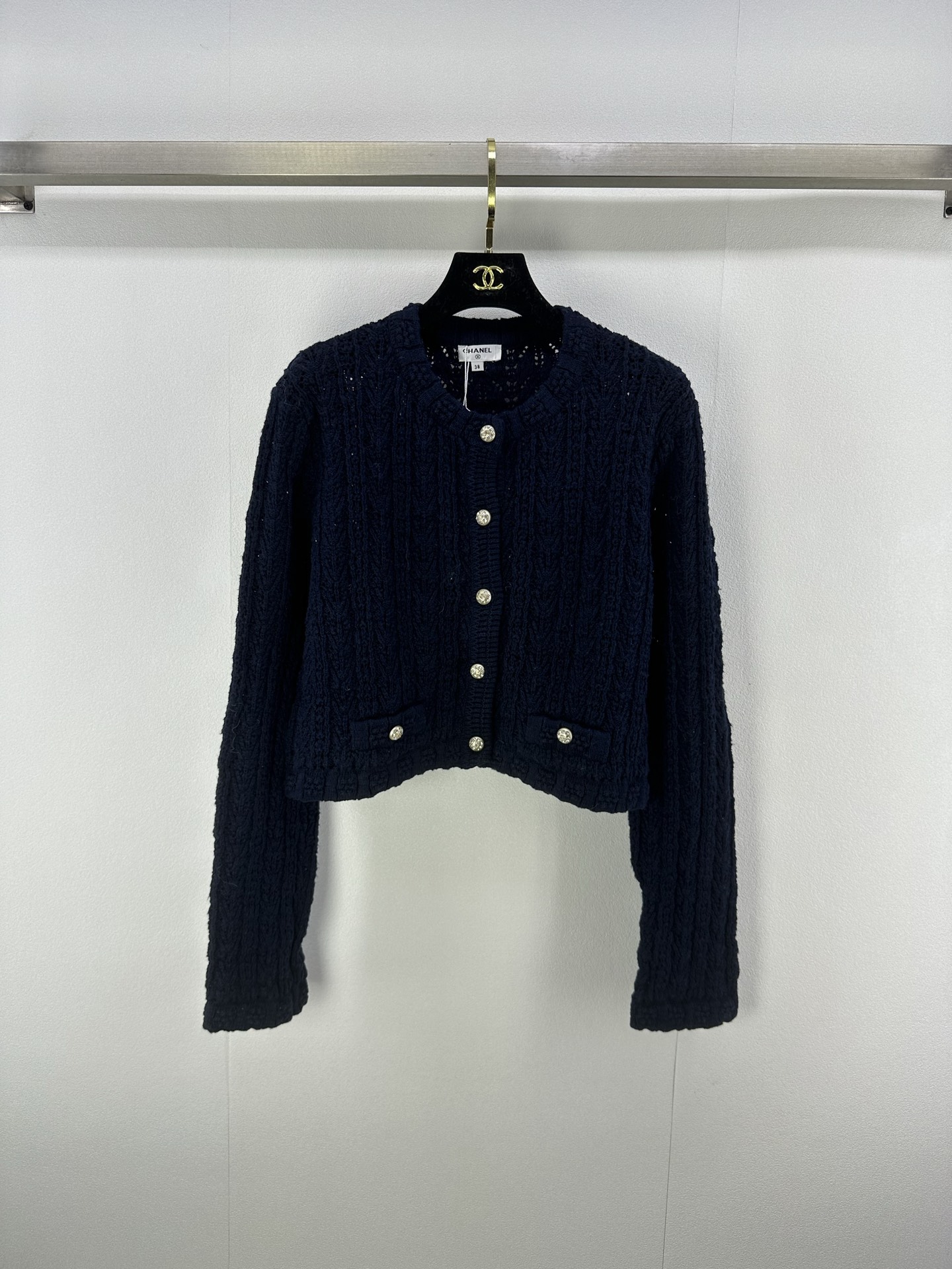 NO:474349,Chane* new details New autumn and winter knitted round neck small fragrance cardigan long sleeves exquisite crochet with iconic buttons Short design to suit multiple body shapes Easy to create French elegance It is a fashionable item worth collecting in the closet 3 colors and 3 sizes SML, chanel, alexander wang19860909Chane*上新细节 秋冬新款针织圆领小香风开衫长袖 精致钩花 搭配标志性纽扣 短款设计适配多种身形 轻松营造法式优雅 是衣橱里值得收藏的时髦单品 3色3码SML,,chanel,alexander wang,Women's clothing