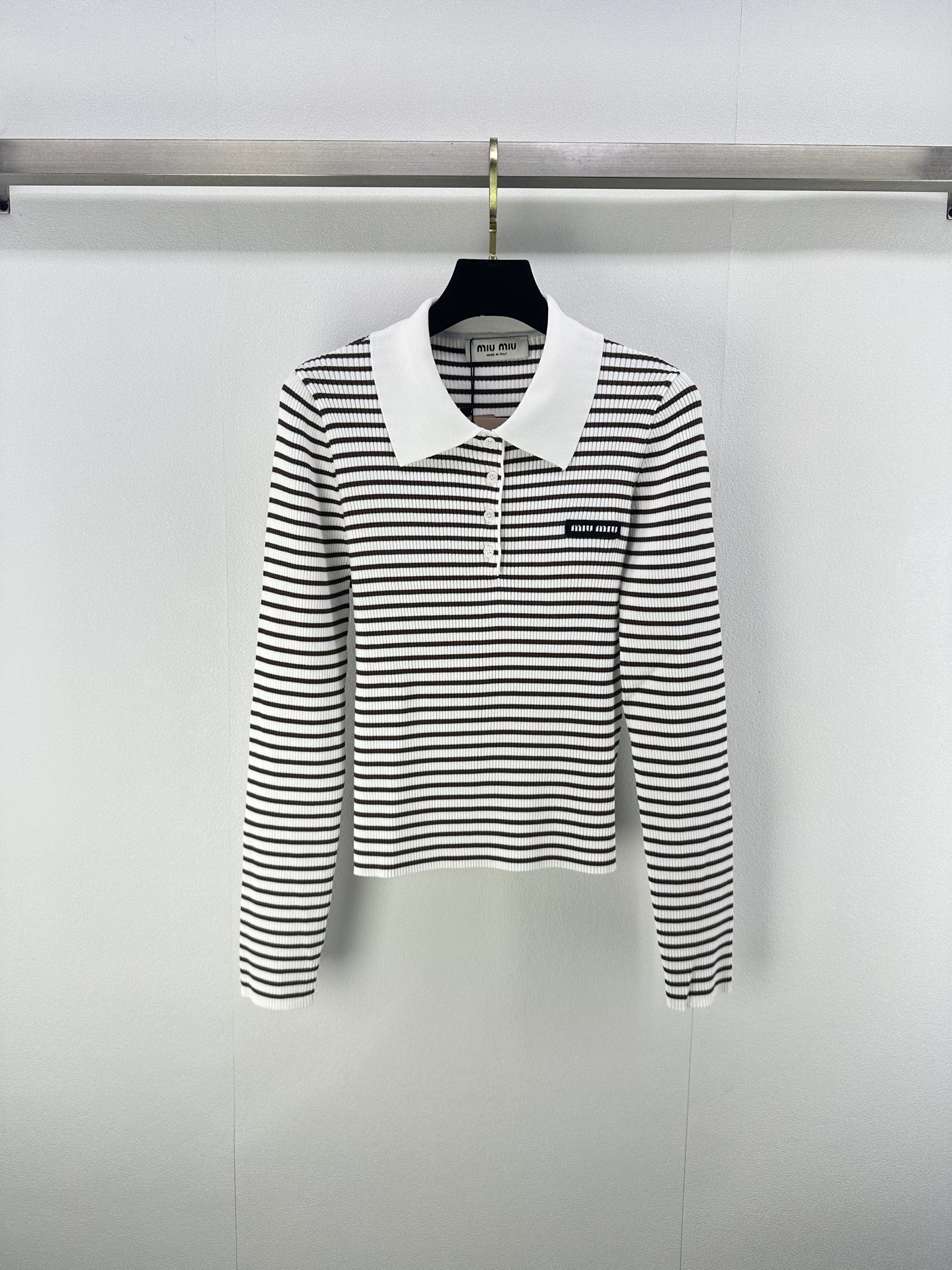 NO:477513,New details on MiuMi* The latest contrasting striped lapel knitted long sleeves in autumn and winter!  Customized yarn weaving, texture high-quality and comfortable, lapel knitted long-sleeved tailoring, front button half-open placket adjustable, large body brown and white pinstripes intertwined chest with iconic letter logo patterns to highlight the brand's personality, highlight the high-end feeling of outfit, elastic texture slimming design, moderate elastic tightness and more refined, full of relaxation and tone, light luxury and fashionable temperament!  1 color 3 code SML, miumiu, alexander wang19860909MiuMi*上新细节 秋冬最新撞色条纹翻领针织长袖！定制纱线织造 质感高级舒适 翻领针织长袖剪裁 前襟纽扣半开襟随心调节 大身棕白细条纹交织胸前装点标志性字母徽标图案 彰显品牌个性 凸显穿搭高级感 弹性纹理显瘦设计 松紧适中更显精致 穿搭尽显松弛调性 轻奢时髦气质！ 1色3码SML,,miumiu,alexander wang,Women's clothing