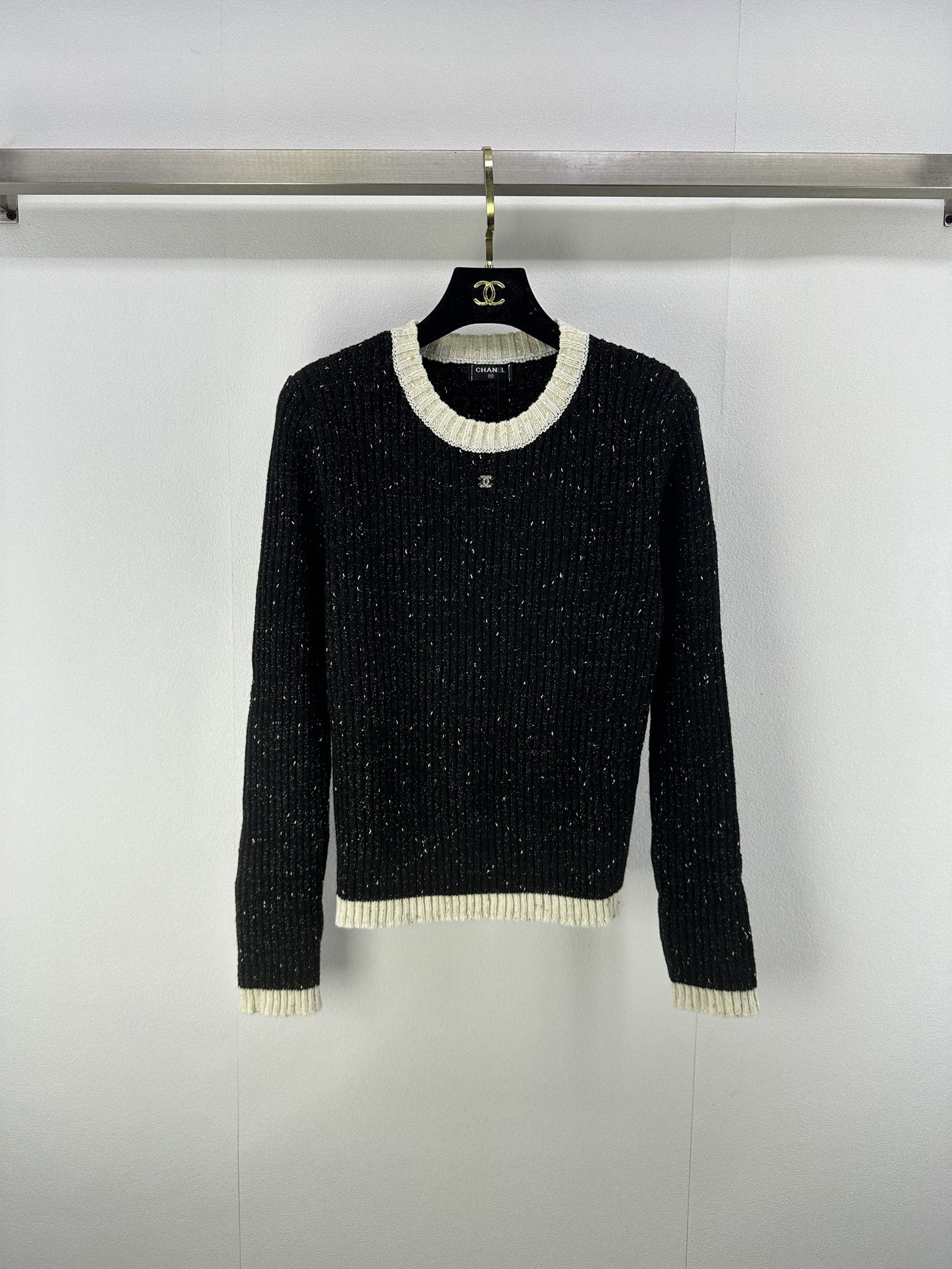 NO:477544,New details on CHANE*. New autumn gold wire round neck long sleeves, elegant 'scheming' in the closet. Classic black and white color combinations come with fashion tension. The dark gold wire pattern is like a star in the night sky. It flashes slightly when walking, and the feeling of luxury is not moving. The double C logo with diamonds is embellished by the soul, so exquisite that it looks like walking out of Paris Fashion Week. Small details hide taste and identity~ The simple style is super friendly, 1 color and 3 codes SML, chanel, alexander wang19860909CHANE*上新细节 秋季新款金丝圆领长袖 ,衣橱里的优雅“心机” 经典黑白拼色自带时尚张力 金丝暗纹像夜空中的星,走动时微微闪,不动声色就把奢华感拉满带钻双C logo 是灵魂点缀,精致得像从巴黎时装周走出来,小细节藏着品味与身份~ 简约版型超友好, 1色3码SML,,chanel,alexander wang,Women's clothing