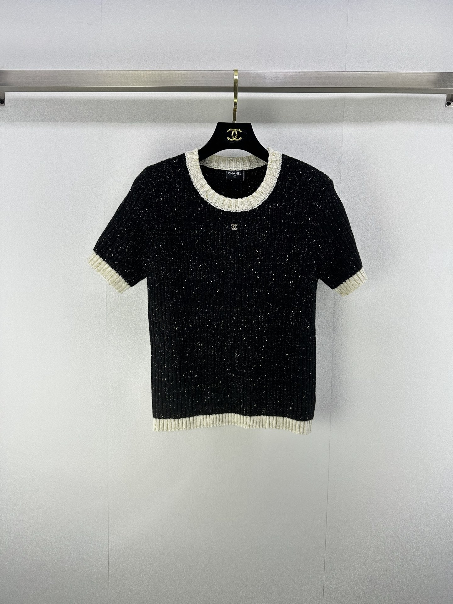 NO:477549,New details on CHANE*. The new autumn gold wire round neck short sleeves, elegant 'scheming' in the wardrobe. Classic black and white color combinations come with fashion tension. The dark gold wire pattern is like a star in the night sky. It flashes slightly when walking, and the feeling of luxury is not moving. The double C logo is embellished by the soul, so exquisite that it looks like walking out of Paris Fashion Week. Small details hide taste and identity~ The simple style is super friendly, 1 color and 3 codes SML, chanel, T-shirt, alexander wang19860909CHANE*上新细节 秋季新款金丝圆领短袖 ,衣橱里的优雅“心机” 经典黑白拼色自带时尚张力 金丝暗纹像夜空中的星,走动时微微闪,不动声色就把奢华感拉满带钻双C logo 是灵魂点缀,精致得像从巴黎时装周走出来,小细节藏着品味与身份~ 简约版型超友好, 1色3码SML,,chanel,T-shirt,alexander wang,Women's clothing