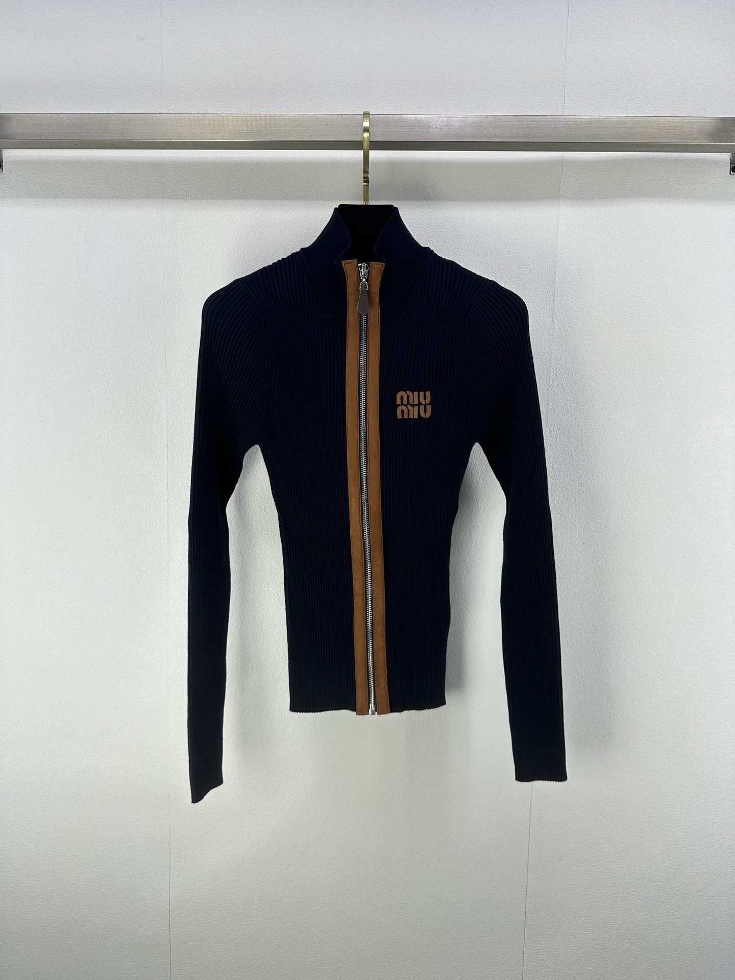 NO:477597,Miumi* new details, new suede color-blocked small turtleneck knitted cardigan in autumn, zipper design, leather logo letter decoration on the chest, slim and slim tone, light luxury and fashionable temperament, can be worn alone, the first choice for fashionable outfits in all seasons, 1 color and 3 size SML,,miumiu,chamois leather,alexander wang19860909Miumi*上新细节 秋季新款麂皮绒拼色小高领针织开衫 拉链设计胸前贴皮logo字母装饰 修身显瘦尽显松弛调性 轻奢时髦气质 单穿叠穿均可 四季时尚穿搭首选 1色3码SML,,miumiu,chamois leather,alexander wang,Women's clothing