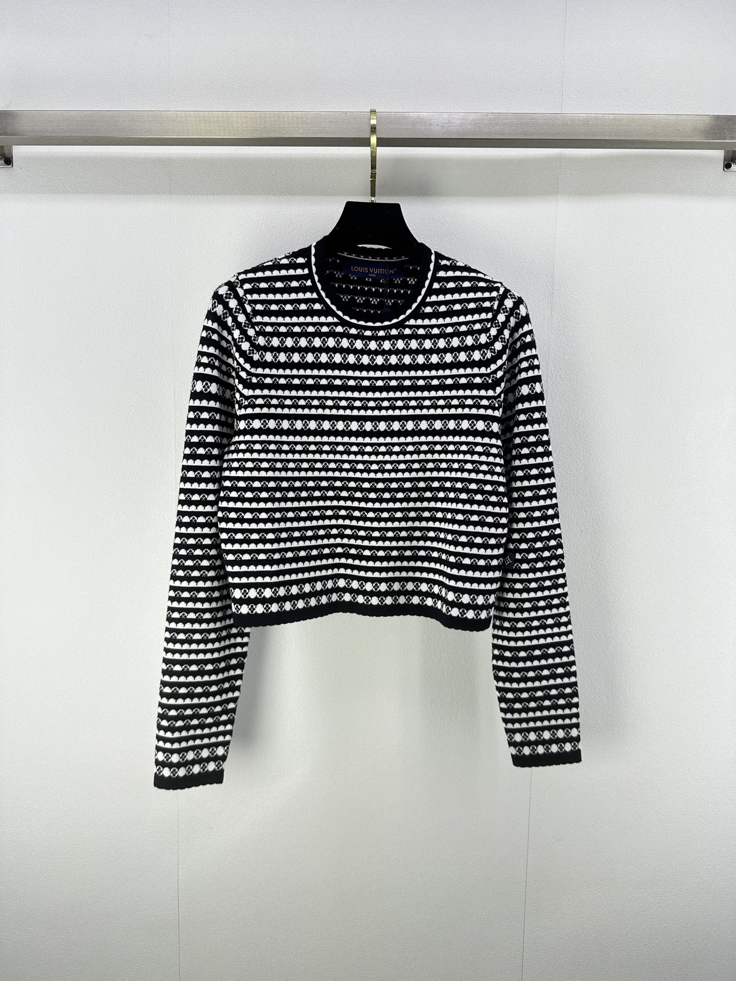 NO:477555,New details on LV, new autumn style classic old-fashioned fan-shaped contrasting striped long-sleeved hem logo decoration, fashionable and high-end feel, elastic and tighter, more refined, slim outfit, loose and inclusive figure, full of slack tone, highlighting the light luxury and fashionable temperament, single-wearing and layering, all seasons fashionable outfit, 1 color and 3 size SML,,louis vuitton,alexander wang19860909LV上新细节 秋季新款经典老花扇形撞色条纹长袖 下摆logo徽标装饰 时尚高级感洋气十足 弹性松紧更显精致 穿搭显瘦 版型宽松包容身材 尽显松弛调性 凸显轻奢时髦气质 单穿叠穿均可 四季时尚穿搭 1色3码SML,,louis vuitton,alexander wang,Women's clothing