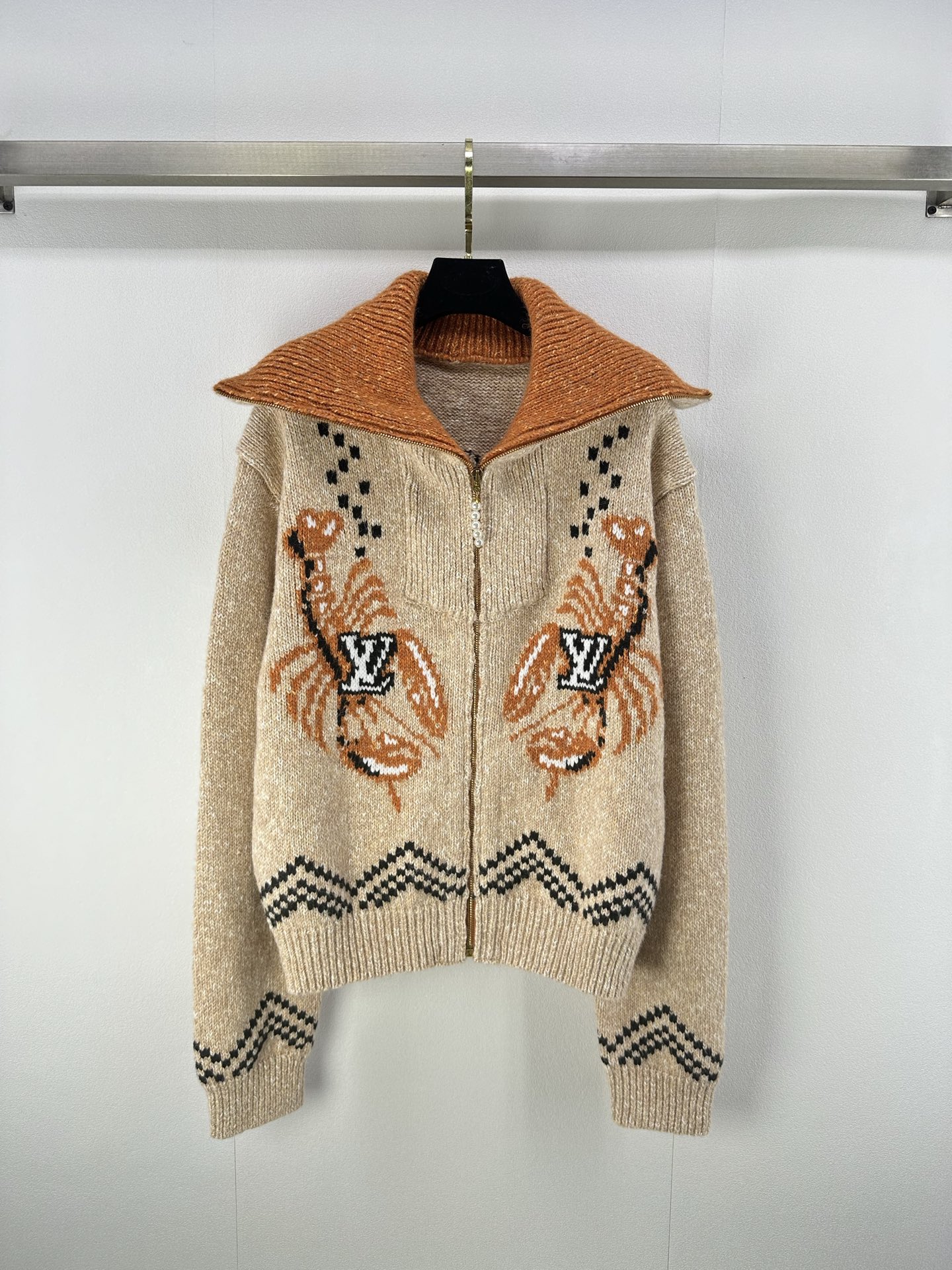 NO:477551,:1 Lv New details The new autumn and winter L joint Nigo series Monogram jacquard lobster heavy industry zipper jacket!  Heavy Industry Positioning Three-dimensional Contrast Color Inlay Technology runs through the fashionable and high-end feeling!  1:1 replica fixed dyed wool material, letter lobster color-blocking wool knitted waist jacket, same style for men and women, yb custom pearl buckle zipper, high-end color matching, sporty style for men and women!  The classic wide version is fashionable and high-end!  1 color 3 code SML, louis vuitton, jackets & coats, jackets & coats, alexander wang19860909:1 Lv 上新细节 秋冬新款L联名Nigo系列Monogram花提花龙虾重工拉链外套！重工定位立体撞色嵌花工艺贯穿时髦高级感！1:1复刻定染毛料 字母龙虾拼色羊毛针织束腰夹克 男女同款 yb定制珍珠饰扣拉链 高级配色 运动气息男女同款！经典宽版版型时髦又高级！ 1色3码SML,,louis vuitton,jackets & coats,jackets & coats,alexander wang,Women's clothing