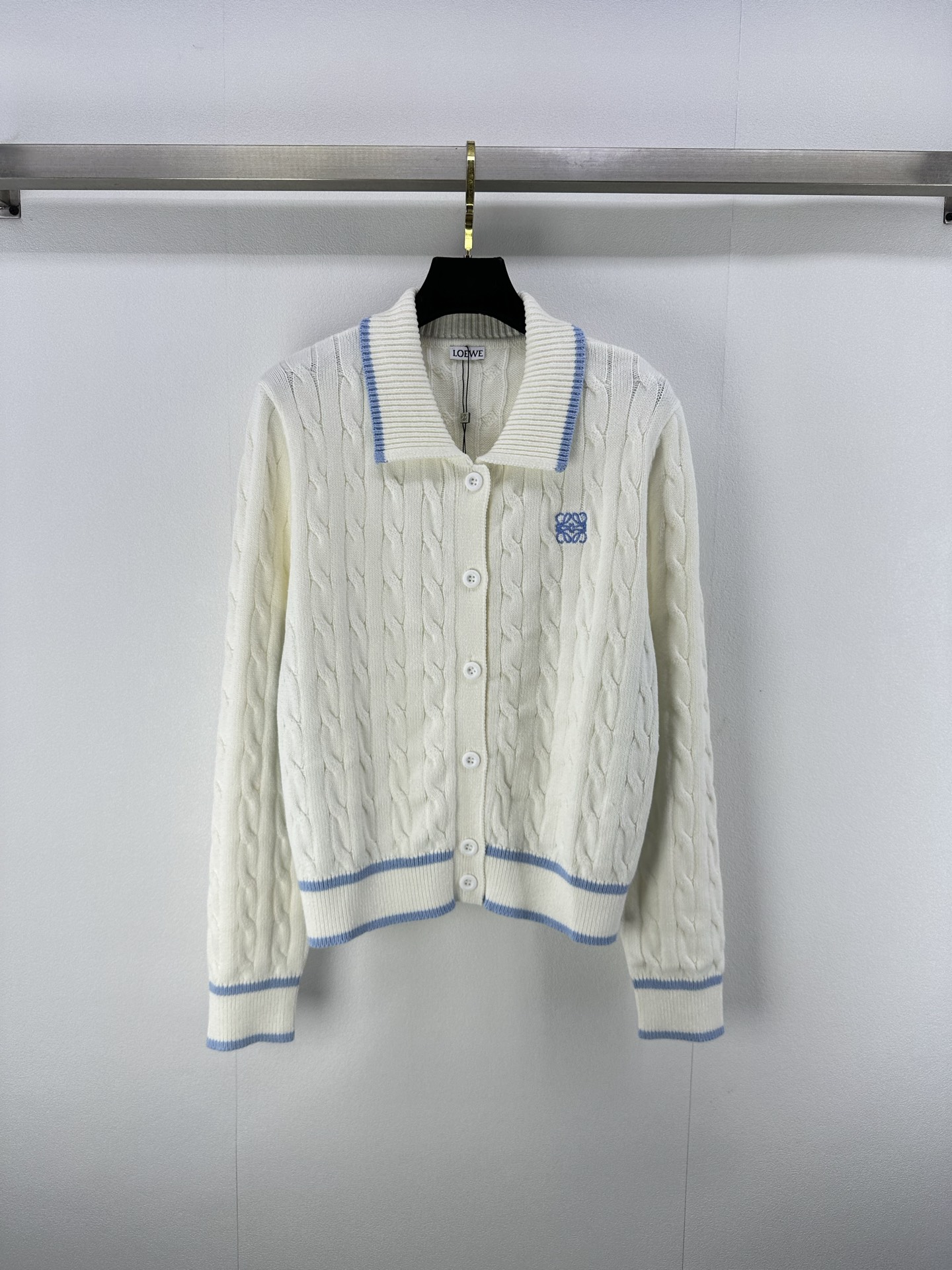 NO:477520,Loew* new details, new knitted lapels and twisted cardigans in autumn and winter, twisted string craftsmanship, classic logo pattern embroidery embroidery, yb open mold letter logo button decoration, high-end fashionable and versatile 2 colors and 3 codes SML,,loewe,alexander wang19860909Loew*上新细节 秋冬新款针织翻领麻花开衫 麻花纽绳工艺 经典logo图案刺绣点缀 yb开模字母logo纽扣装饰 高级时髦百搭 2色3码SML,,loewe,alexander wang,Women's clothing