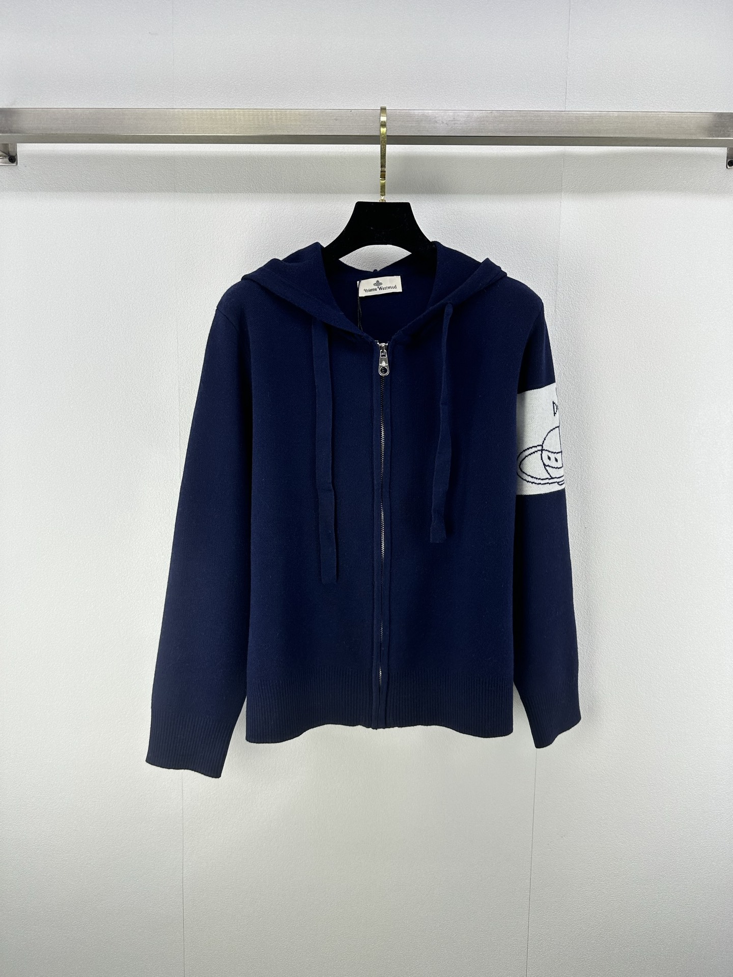 NO:477561,Queen Mother *VivieneWestw*od New details The most zippered knitted hooded cardigan in autumn! The contrasting color of the Saturn jacquard pattern on the arm is marked and eye-catching and just right embellishment. The classic contrasting color makes it look white and versatile! 3 color 3 code SML, hats, alexander wang19860909西太后*VivieneWestw*od 上新细节 秋季最拉链针织连帽开衫！手臂撞色土星提花图案,标识度显著醒目且恰到好处的点缀,经典撞色显白又百搭！ 3色3码SML,,hats,alexander wang,Women's clothing