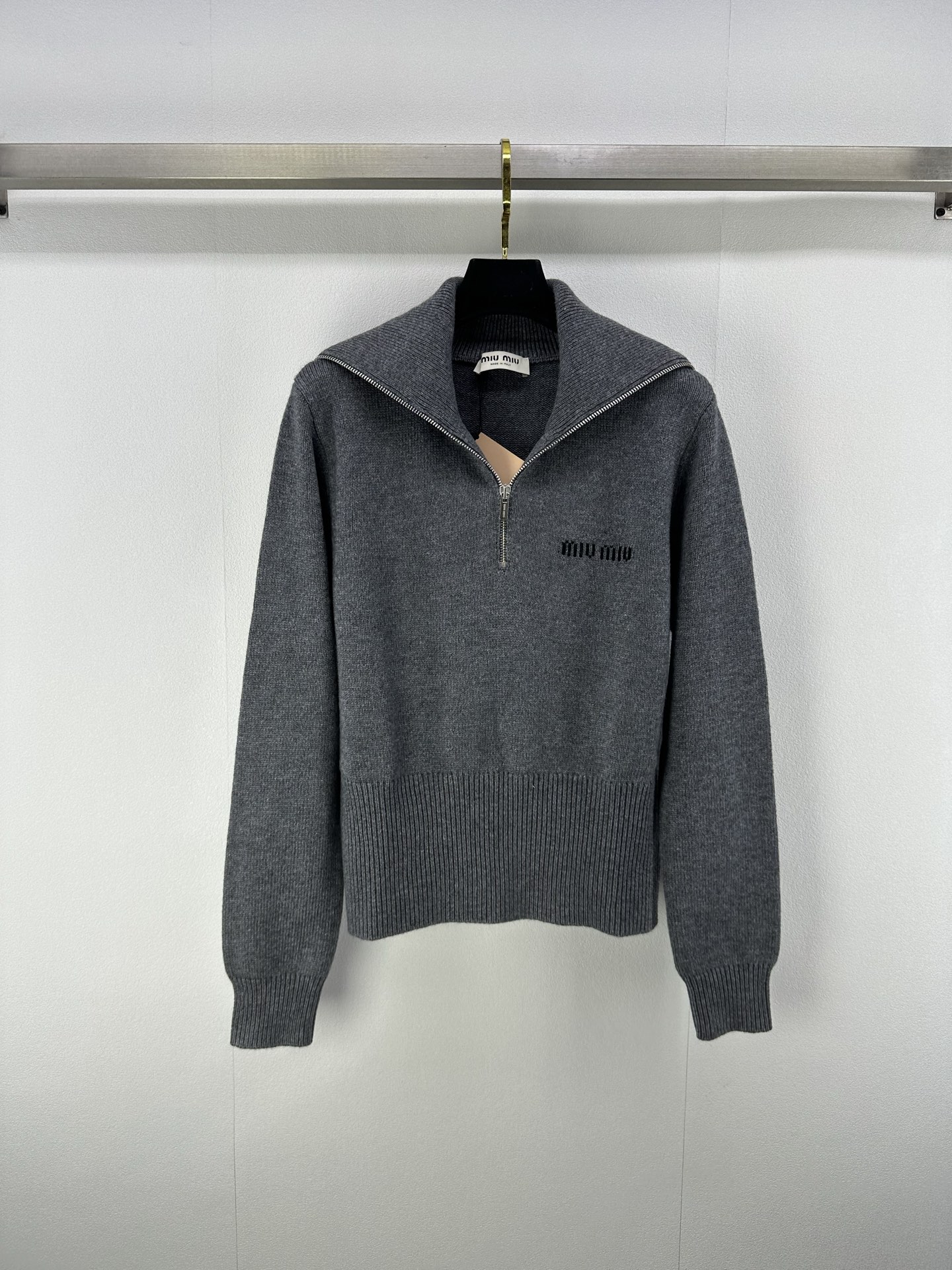 NO:477526,New details on Miumi* Fall New Half Zipper Knit Long Sleeves!  Chest positioning logo. A white, rich and beautiful woman must be used as a magical tool!  All-purpose and versatile, super slimming!  Soft, glutinous and delicate texture is super comfortable!  Retro temperament is fashionable and high-end!  The upper body looks huge and slim!  2 colors 3 codes SML, miumiu, alexander wang19860909Miumi*上新细节 秋季新款半拉链针织长袖！胸口定位logo 白富美必入神器！万能百搭超显瘦！软糯细腻质感超舒适！复古气质时髦又高级！版型上身巨显瘦！ 2色3码SML,,miumiu,alexander wang,Women's clothing