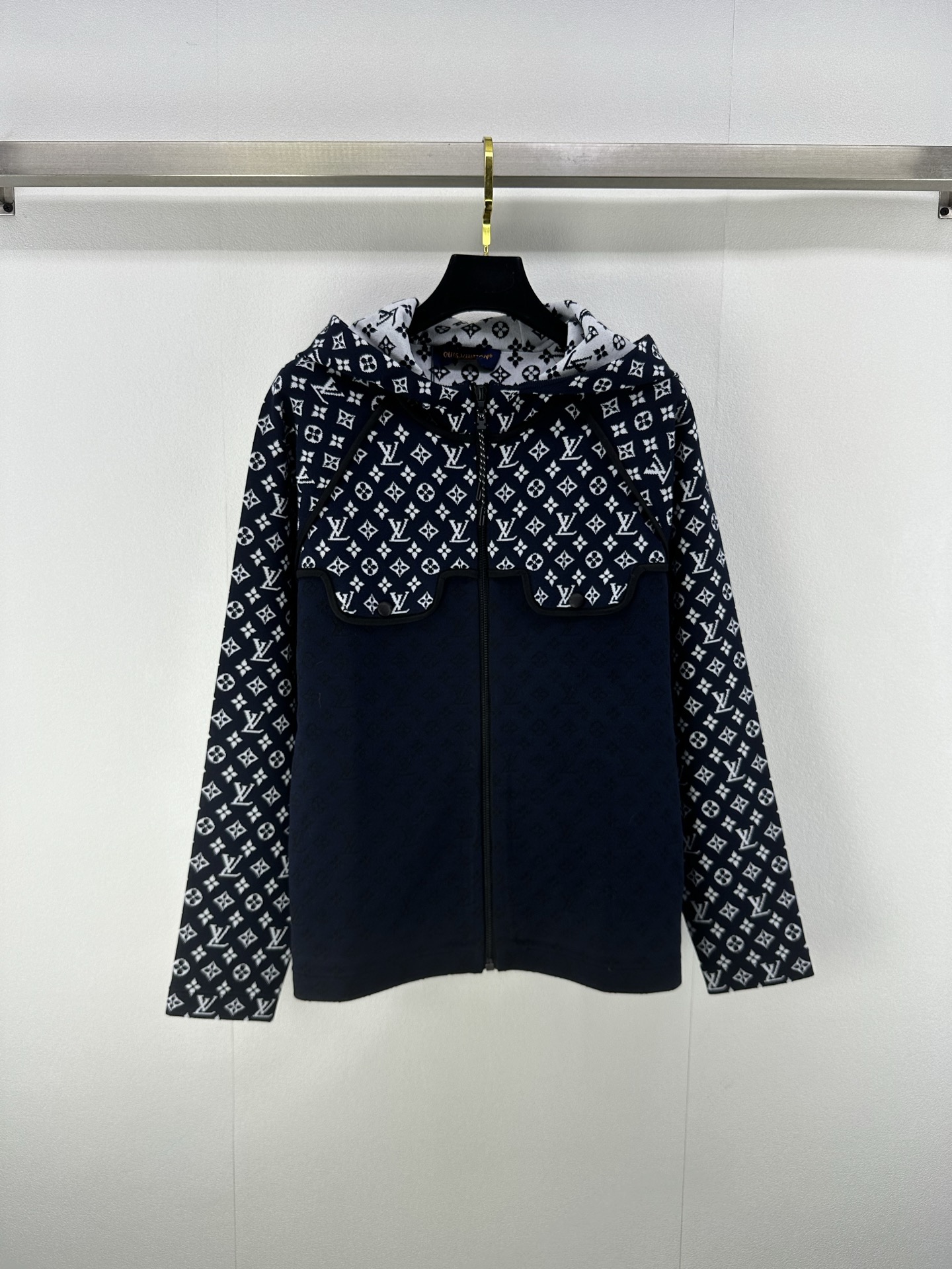 NO:477567,Lv *New details The latest official website for early autumn synchronous hooded zipper knitted cardigan long sleeves!  Custom imported mulberry silk material, comfortable and soft upper body, knitted hooded short-sleeved style, iconic four-leaf clover and letter elements, highlighting the gorgeous brand tone, and wearing more uniform and coordinated to meet the various needs of daily commuting!  1 color 3 code SML, louis vuitton, T-shirt, hats, alexander wang19860909Lv *上新细节 早秋最新官网同步连帽拉链针织开衫长袖！定制进口桑蚕丝材质 上身舒适柔软 针织连帽短袖版型 标志性四叶草和字母元素 彰显华丽的品牌调性 穿着更加统一协调 满足日常通勤多种需求！ 1色3码SML,,louis vuitton,T-shirt,hats,alexander wang,Women's clothing