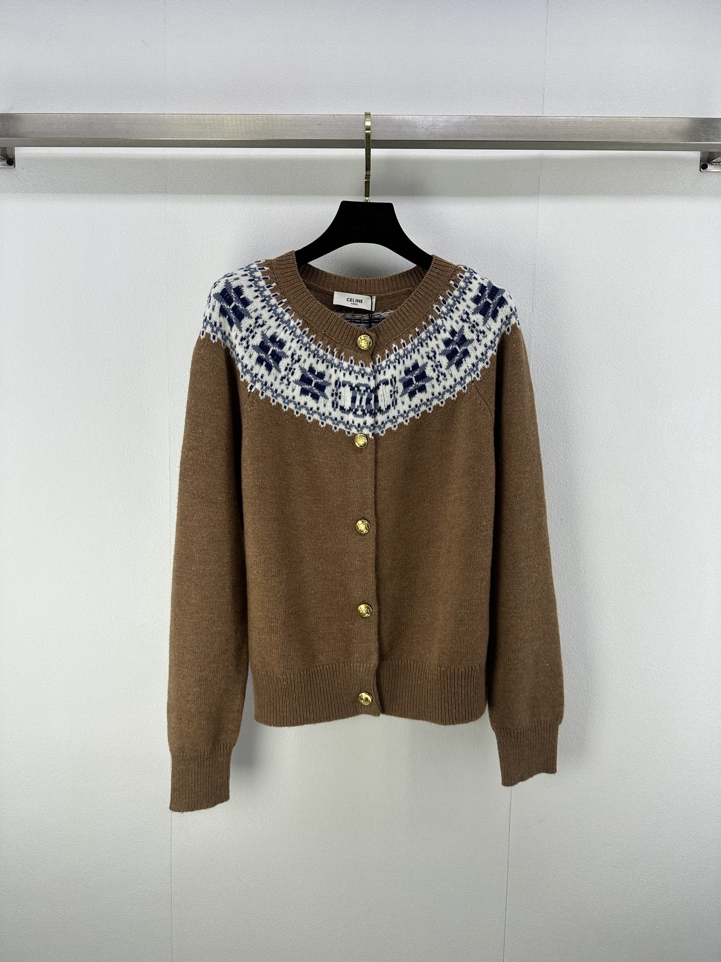 NO:477532,Celin* new details New knitted round neck cardigan raglan sleeve design Classic brand logo pattern contrasting jacquard embellishment yb open mold metal button decoration high-end fashionable and versatile 2 colors 3 codes SML, celine, alexander wang19860909Celin*上新细节 新款针织圆领开衫 插肩袖设计 经典品牌logo图案撞色提花点缀 yb开模金属纽扣装饰 高级时髦百搭 2色3码SML,,celine,alexander wang,Women's clothing