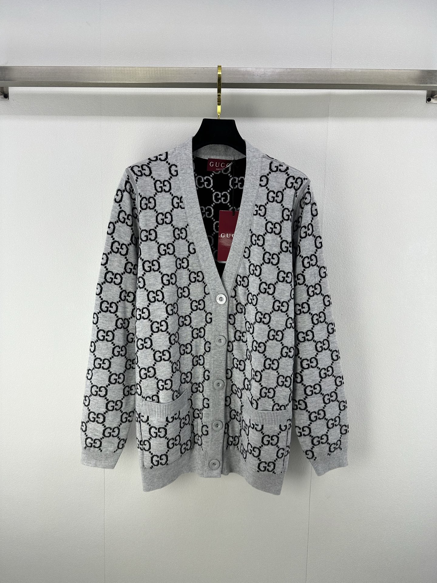 NO:479219,Gucc* new details, new knitted v-neck double-G double-sided cardigan, double-sided wearable design, classic double-G letter logo contrasting jacquard decoration, high-end fashionable big brand versatile 1 color 3 code SML,,gucci,alexander wang19860909Gucc*上新细节 秋冬新款针织v领双G双面开衫 双面可穿设计 经典双G字母logo撞色提花装饰 高级时髦大牌百搭 1色3码SML,,gucci,alexander wang,Women's clothing