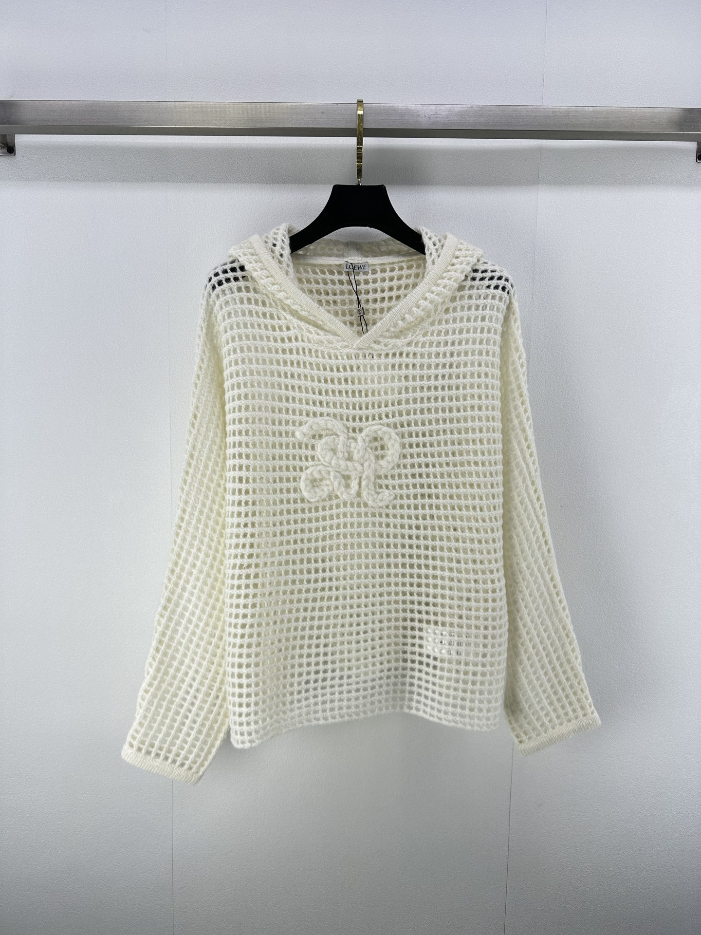 NO:477573,New details on Loew* New autumn style hand hooked knitted hooded long sleeves!  Customized cotton yarn woven, comfortable and stylish, knitted long-sleeved tailoring, appropriate neckline exposes skin, beautify the proportion of head and shoulders, make the whole body hook and woven three-dimensional texture interwoven, and the crimp logo sewn on the chest is the highlight. The retro style is strong, the regular style is inclusive, the figure is playful and age-reducing, and it is full of fashion!  1 color 3 code SML, loewe, hats, alexander wang19860909Loew*上新细节 秋季新款手勾针织连帽长袖！定制全棉纱线织造 舒适有型 针织长袖剪裁 领口恰当露肤 美化头肩比例更显瘦 通体手勾编织立体纹理交织 胸前缝制绞花logo为亮点 复古风格强烈 常规版型包容身材 俏皮减龄 洋气十足！ 1色3码SML,,loewe,hats,alexander wang,Women's clothing