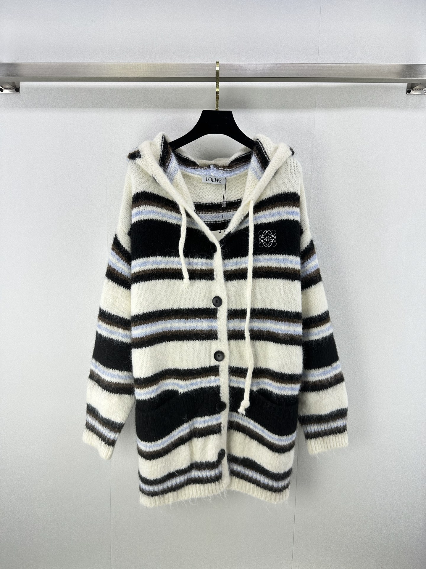 NO:479231,Loew* new details, new round-neck striped hooded cardigan in autumn, customized YB wool yarn weaving, high-quality and comfortable texture, round-neck knitted cardigan long sleeves, multi-color striped patterns all over the body, full of youthfulness, more lively style, embroidered letter logo, highlights the brand's personality, highlights the high-end outfit, design echoes and coordinates, showing relaxed tone, light luxury and fashionable temperament, can be worn alone, the first choice for fashionable outfits in all seasons, 2 colors and 3 codes, loewe, hats, alexander wang19860909loew*上新细节 秋季新款圆领条纹连帽开衫长袖 定制YB羊毛纱线织造 质感高级舒适 圆领针织开衫长袖 通体多色条纹纹路交织 青春感满溢 更显风格活泼 刺绣字母徽标 彰显品牌个性 凸显穿搭高级感 设计呼应协调 尽显松弛调性 轻奢时髦气质 单穿叠穿均可 四季时尚穿搭首选 2色3码SML,,loewe,hats,alexander wang,Women's clothing