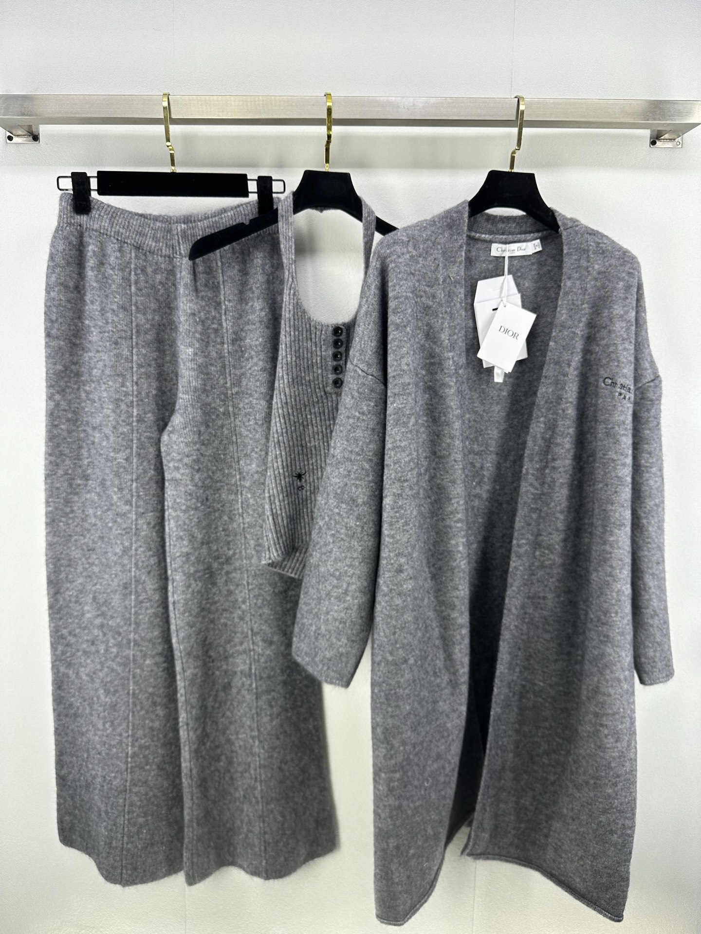 NO:479238,Dio* new details, early autumn new three-piece suit v-neck long cardigan halter neck vest + elastic waist trousers, positioning logo logo, contrasting colors are high-end and fashionable!  The style is not picky about others and looks slim and versatile!  2 colors 3 codes SML, dior, alexander wang19860909Dio*上新细节 早秋新款三件套套装 v领长款开衫挂脖背心+松紧腰长裤,定位logo徽标 撞色高级又时髦！版型不挑人上身显瘦又百搭！ 2色3码SML,,dior,alexander wang,Women's clothing