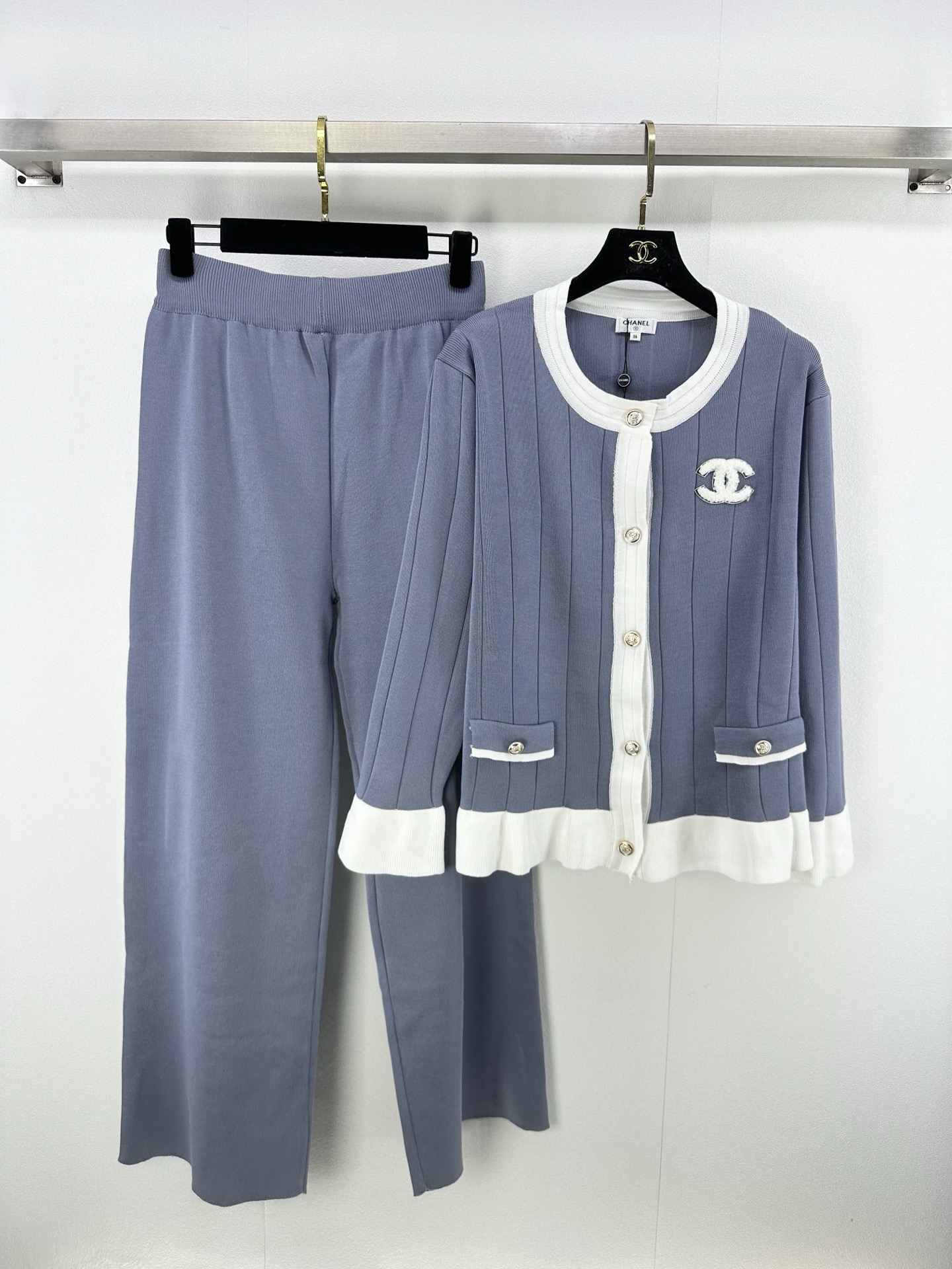NO:479248,Chane* New Details The latest contrasting ruffle set for fall!  Lotus cardigan + elastic waist trousers, positioning logo embroidery, a huge and beautiful upper body, a must-have for a wardrobe!  Retro and age-reducing girlish temperament 2 colors 3 codes SML, chanel, alexander wang19860909Chane* 上新细节 秋季最新撞色荷叶边套装！荷叶开衫+松紧腰长裤 定位logo刺绣 上身巨好看巨好看衣柜必入款！文艺复古减龄少女风气质 2色3码SML,,chanel,alexander wang,Women's clothing