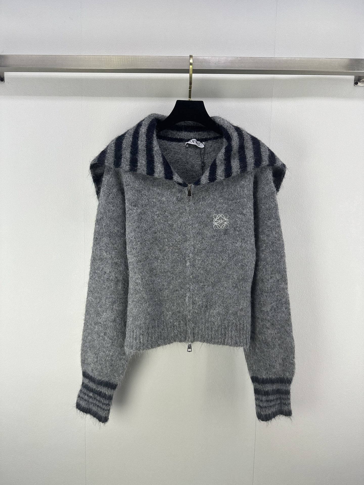 NO:479255,LOEW* New details New autumn knitted navy collar zipper long sleeves, neat and exquisite lines, contrasting cuffs, full retro atmosphere, unique woven texture, visible texture, iconic pattern on the chest, low-key, elegant and relaxing, easy to grasp, 3 colors, 3 codes, SML, loewe, alexander wang19860909LOEW* 上新细节 秋季新款针织海军领拉链长袖 线条利落又显精致感 袖口撞色边勾勒 复古氛围拉满 独特编织纹理 肉眼可见的质感 胸前标志性图案 低调彰显格调 轻松拿捏优雅松弛感 3色3码SML,,loewe,alexander wang,Women's clothing