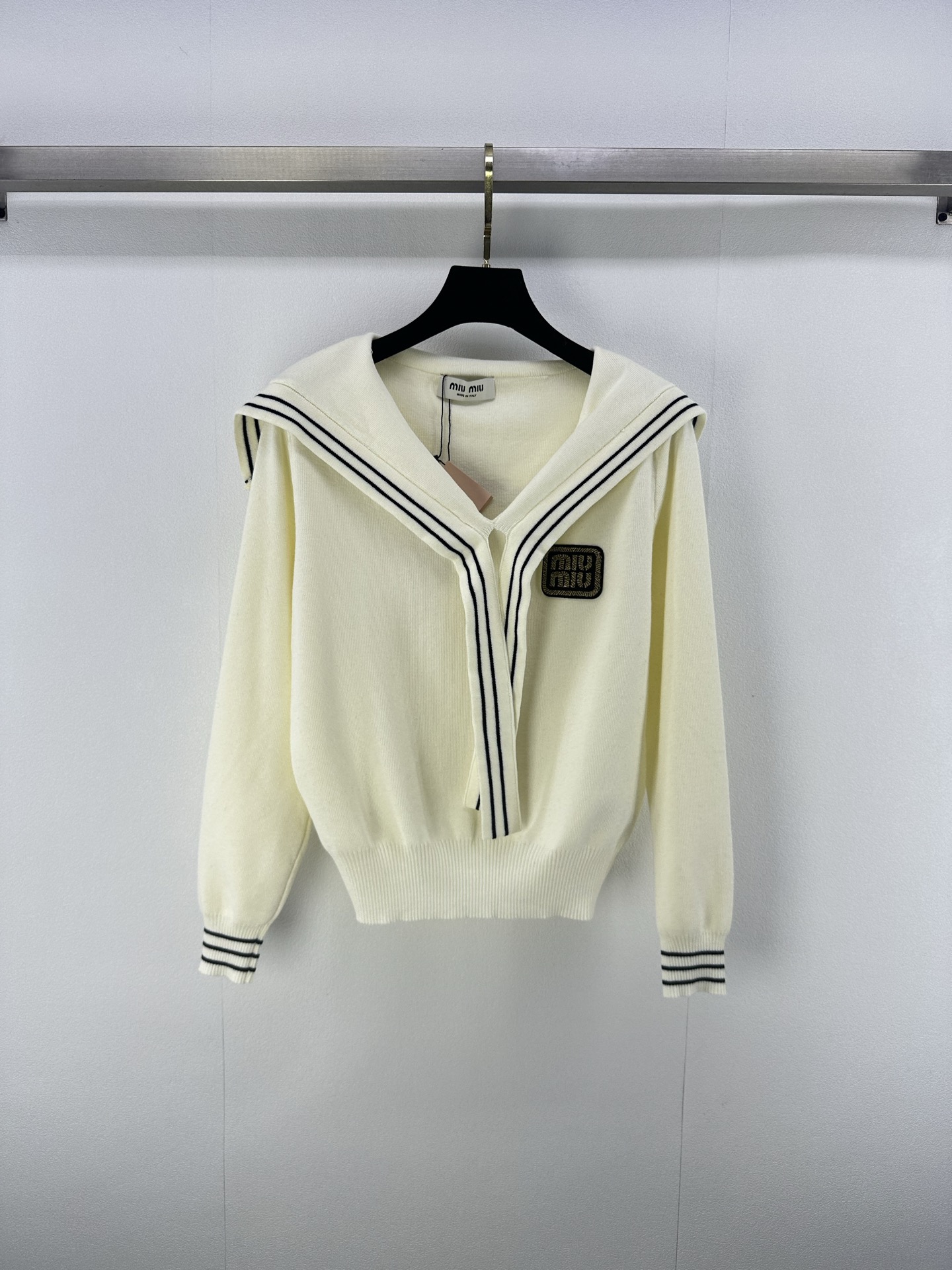 NO:479262,Miumi's new details, the autumn new navy necklace long sleeves. The color matching reduces the age of the girlish style, the embroidered metal logo letters are low-key and luxurious. The sweet girl is elegant and fashionable, and the classic style is not picky about the upper body and looks slim and versatile!  2 colors 3 codes SML, miumiu, alexander wang19860909Miumi 上新细节 秋季新款海军领系带长袖.配色减龄少女风,刺绣金属logo字母低调奢华.甜美少女优雅又时髦,经典版型不挑人上身显瘦又百搭！ 2色3码SML,,miumiu,alexander wang,Women's clothing