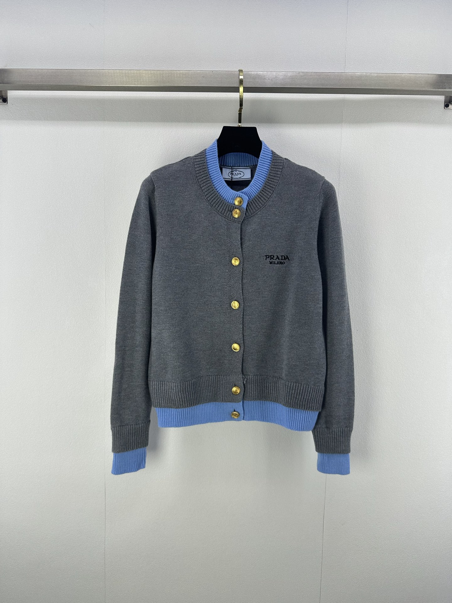 NO:477579,New details on Prad* The latest fake two-piece knitted round-neck cardigan for autumn!  Custom blended yarn weaving, delicate and soft, exquisite knitted cardigan style, contrasting colors inside and outside to form a fake two-piece layering effect, threaded edge-cover details, chest embroidery embellishment letter logo pattern, strong retro college style, playful and age-reducing, easy to control when traveling or relaxing parties!  2 colors 3 codes SML, prada, alexander wang19860909Prad*上新细节 秋季最新假两件针织圆领开衫！定制混纺纱线织造 细腻柔软 精致针织开衫版型 内外撞色形成假两件叠穿效果 螺纹包边细节满分 胸前刺绣点缀字母徽标图案 复古学院风格强烈 俏皮减龄显白 日常出行或轻松聚会轻松驾驭！ 2色3码SML,,prada,alexander wang,Women's clothing