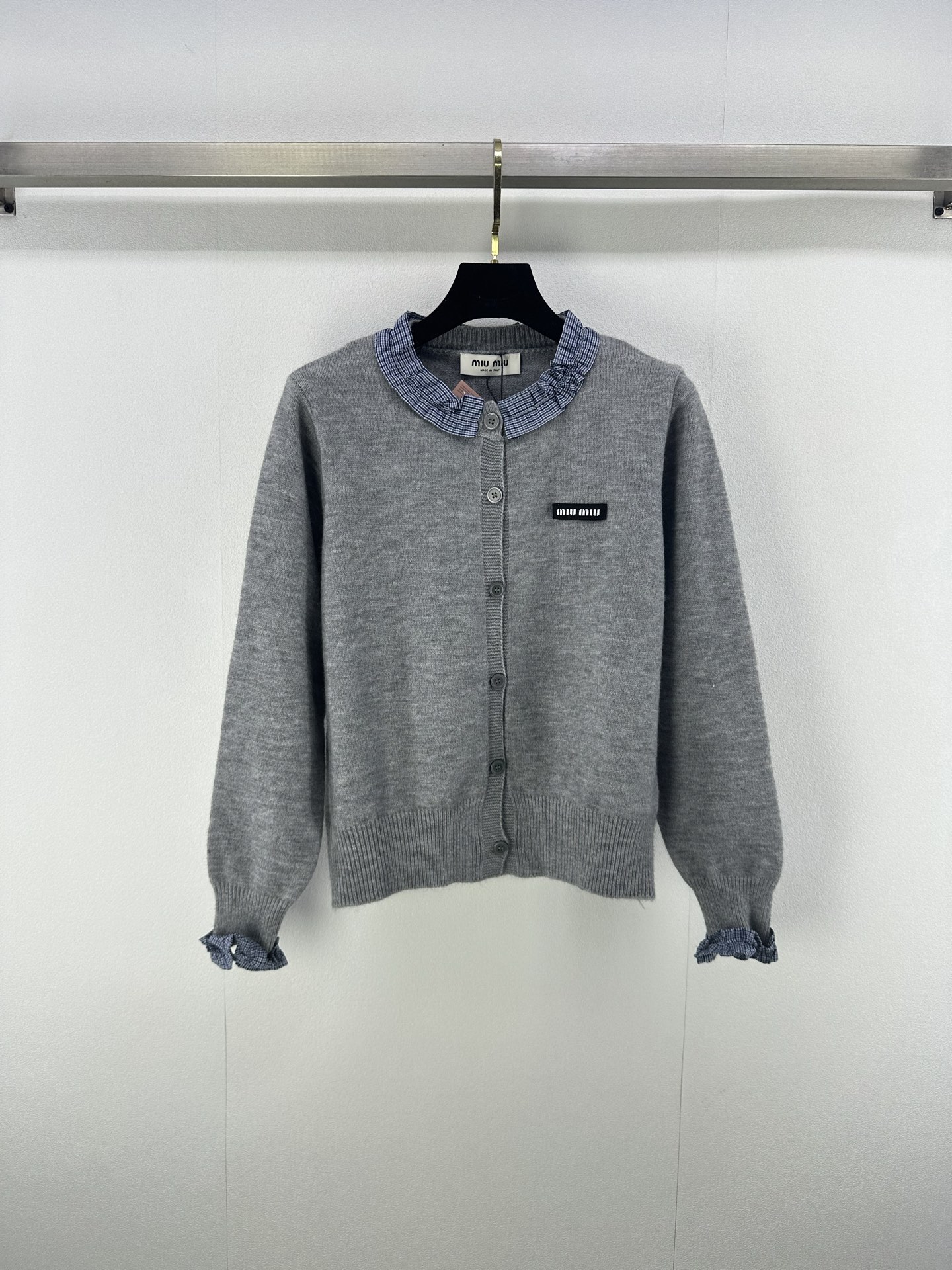 NO:479225,Miumi* New Details The latest contrasting lapel knitted cardigan in autumn long sleeves!  Pocket purse design Positioning Bee logo Customized wool yarn weaving, high-quality texture, gloss and comfortable, long-sleeved knitted cardigan highlights the high-end feeling of outfits, showing a relaxed tone. The first choice for fashionable outfits in all seasons!  2 colors 3 codes SML, miumiu, alexander wang19860909Miumi*上新细节 秋季最新撞色翻领针织开衫长袖！口袋荷包设计 定位小蜜蜂logo 定制羊毛纱线织造 质感高级 光泽舒适 针织开衫长袖剪裁凸显穿搭高级感 尽显松弛调性 四季时尚穿搭首选！ 2色3码SML,,miumiu,alexander wang,Women's clothing