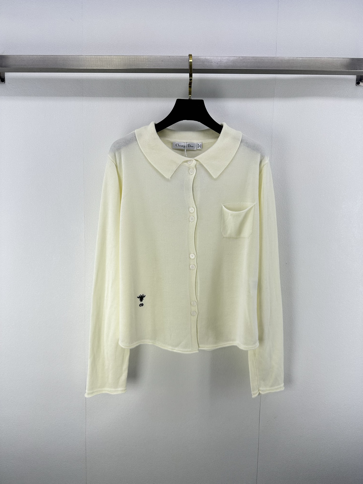 NO:477585,New details on Dio* The latest contrasting lapel knitted cardigan in autumn has long sleeves!  Pocket purse design Positioning Bee logo Customized wool yarn weaving, high-quality texture, gloss and comfortable, long-sleeved knitted cardigan highlights the high-end feeling of outfits, showing a relaxed tone. The first choice for fashionable outfits in all seasons!  2 colors 3 codes SML, dior, alexander wang19860909Dio*上新细节 秋季最新撞色翻领针织开衫长袖！口袋荷包设计 定位小蜜蜂logo 定制羊毛纱线织造 质感高级 光泽舒适 针织开衫长袖剪裁凸显穿搭高级感 尽显松弛调性 四季时尚穿搭首选！ 2色3码SML,,dior,alexander wang,Women's clothing