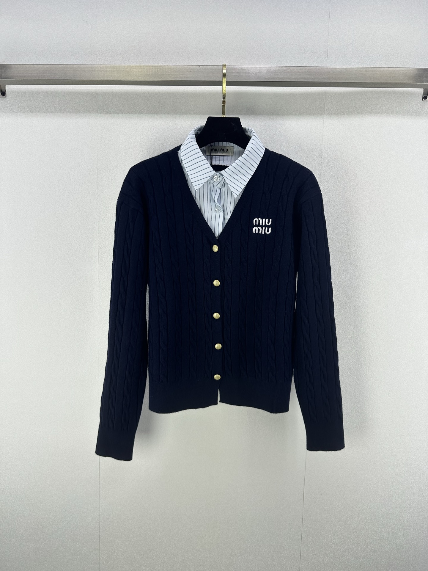 NO:477591,Miumi* new details, new Autumn lapel contrasting long sleeves, spliced ​​shirt collar design, logo embroidery embellishment and embellishment, highlighting the high-end sense of outfit, full of college style, showing a relaxed tone, the first choice for fashionable outfits in all seasons!  3 color 3 code SML, miumiu, alexander wang19860909miumi*上新细节 秋季新款翻领撞色长袖 拼接衬衣领设计 logo刺绣点缀修饰 凸显穿搭高级感 学院风满满 尽显松弛调性 四季时尚穿搭首选！ 3色3码SML,,miumiu,alexander wang,Women's clothing